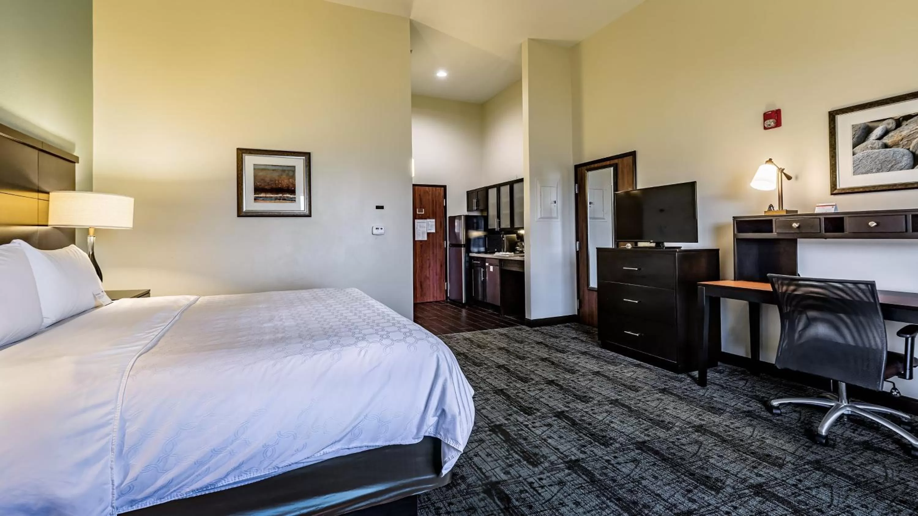 Photo of the whole room, Bed in Staybridge Suites Laredo by IHG