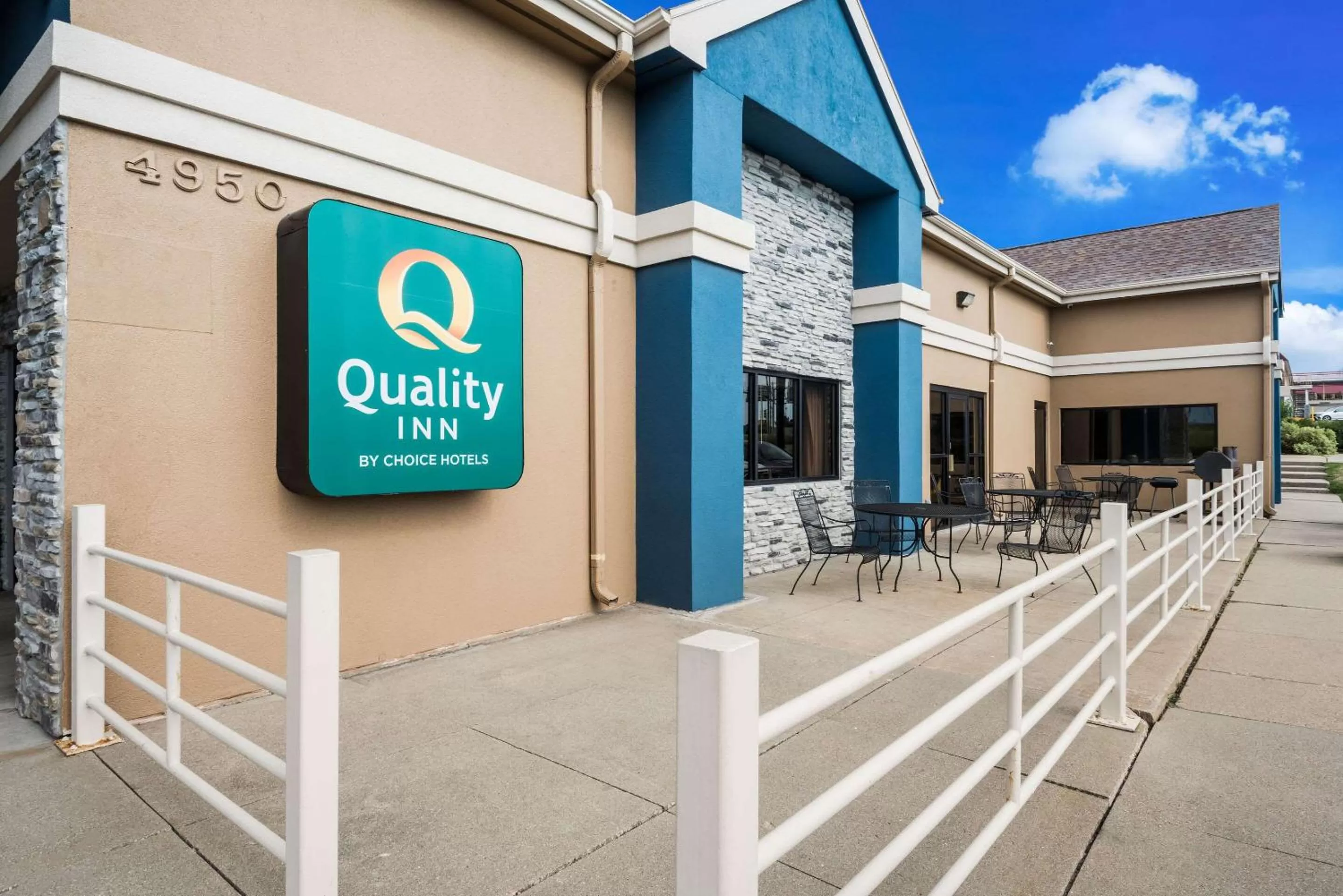 Property building in Quality Inn Des Moines North