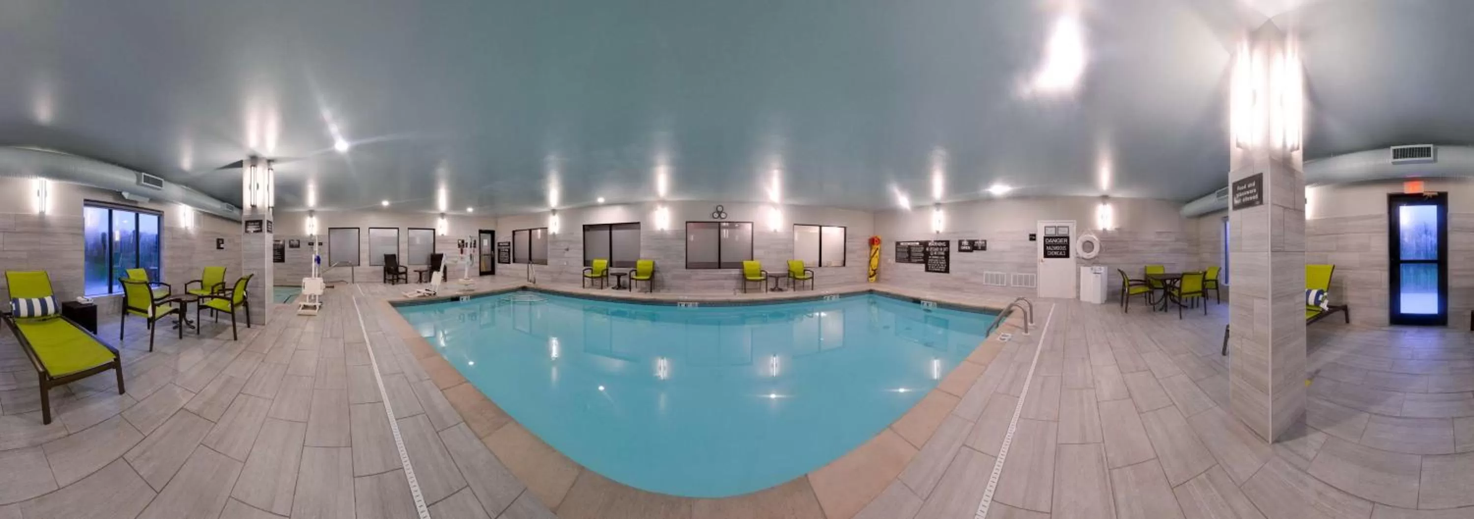 Swimming pool in Hampton Inn LaPorte