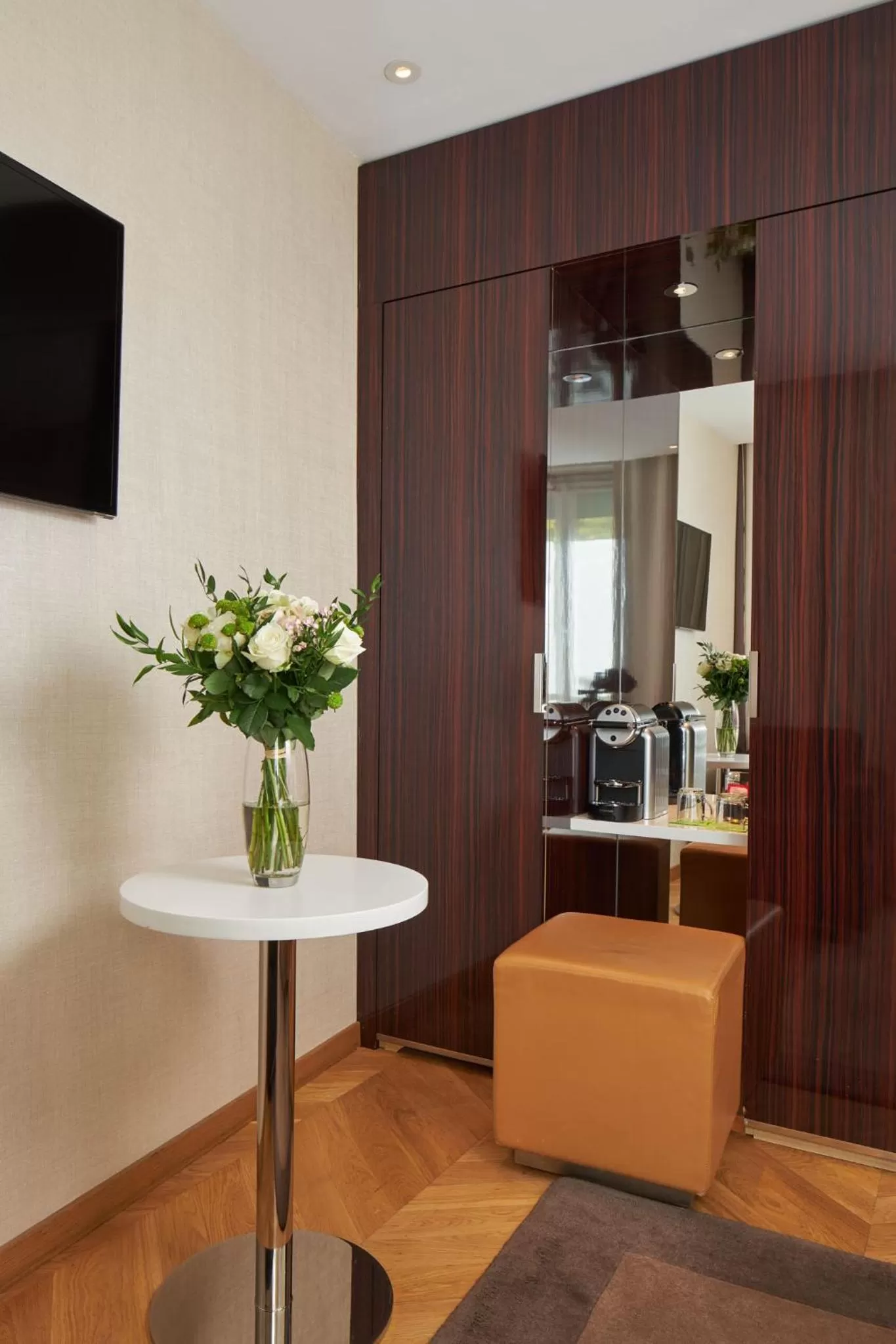 Seating area in Hôtel Tourisme Avenue