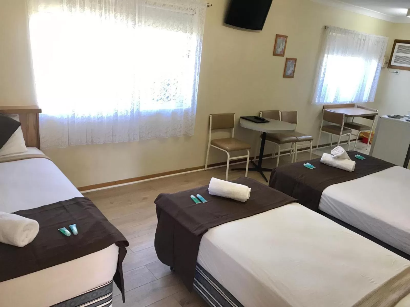 Photo of the whole room, Bed in Angel's Rest Motel