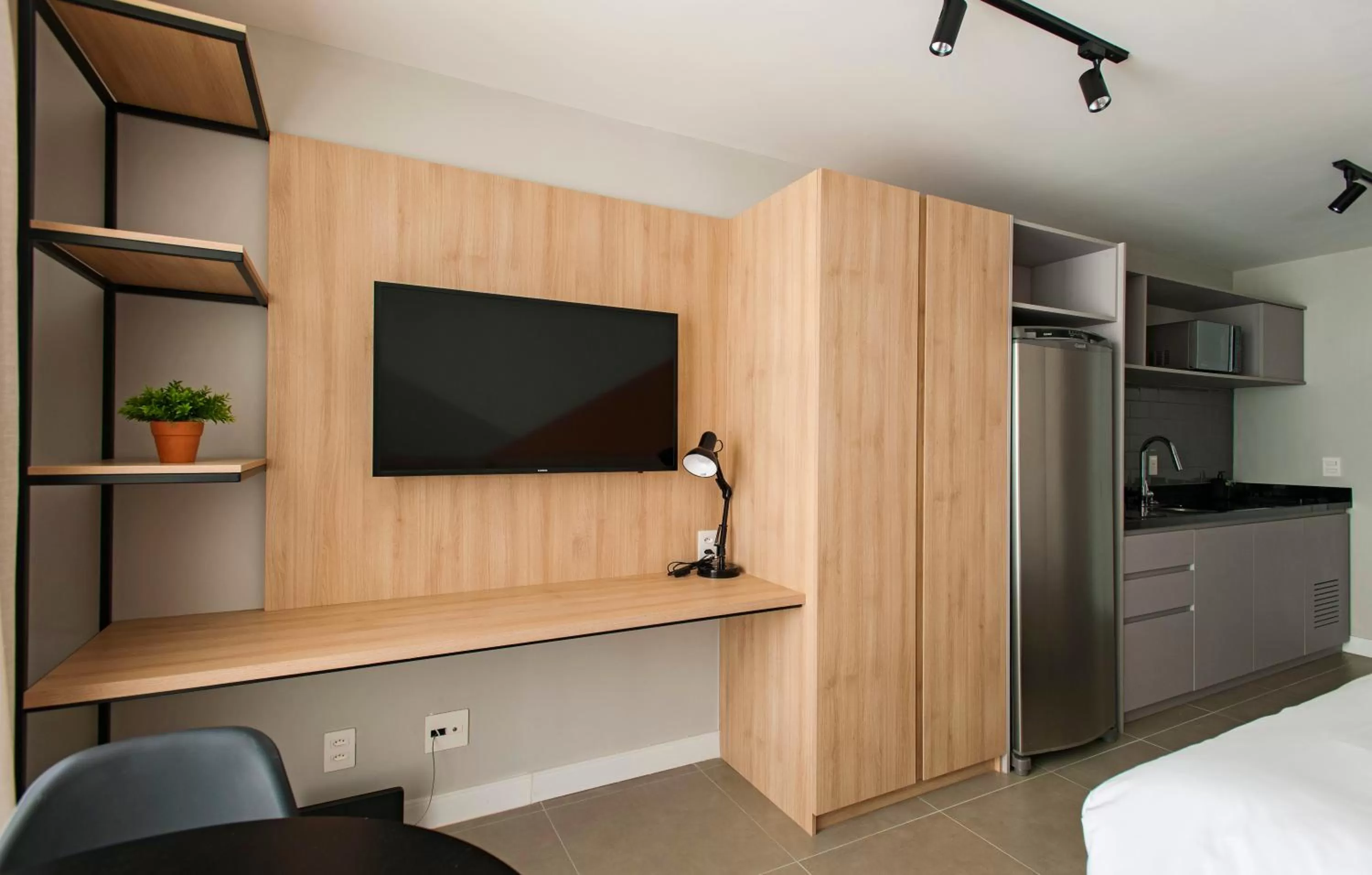 Bed, TV/Entertainment Center in Cityhome GO 24 Porto Alegre