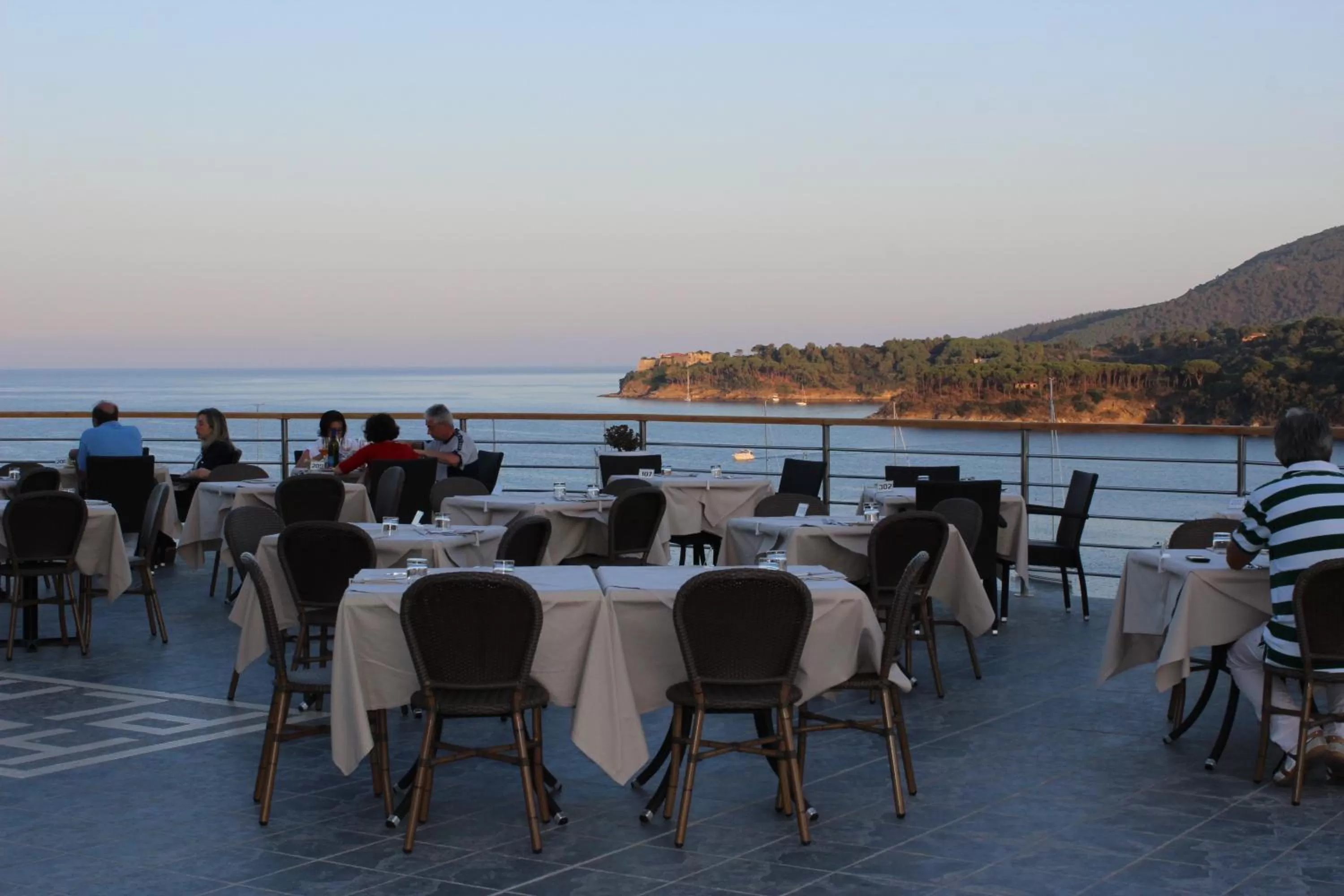 Restaurant/places to eat in Hotel Plaza