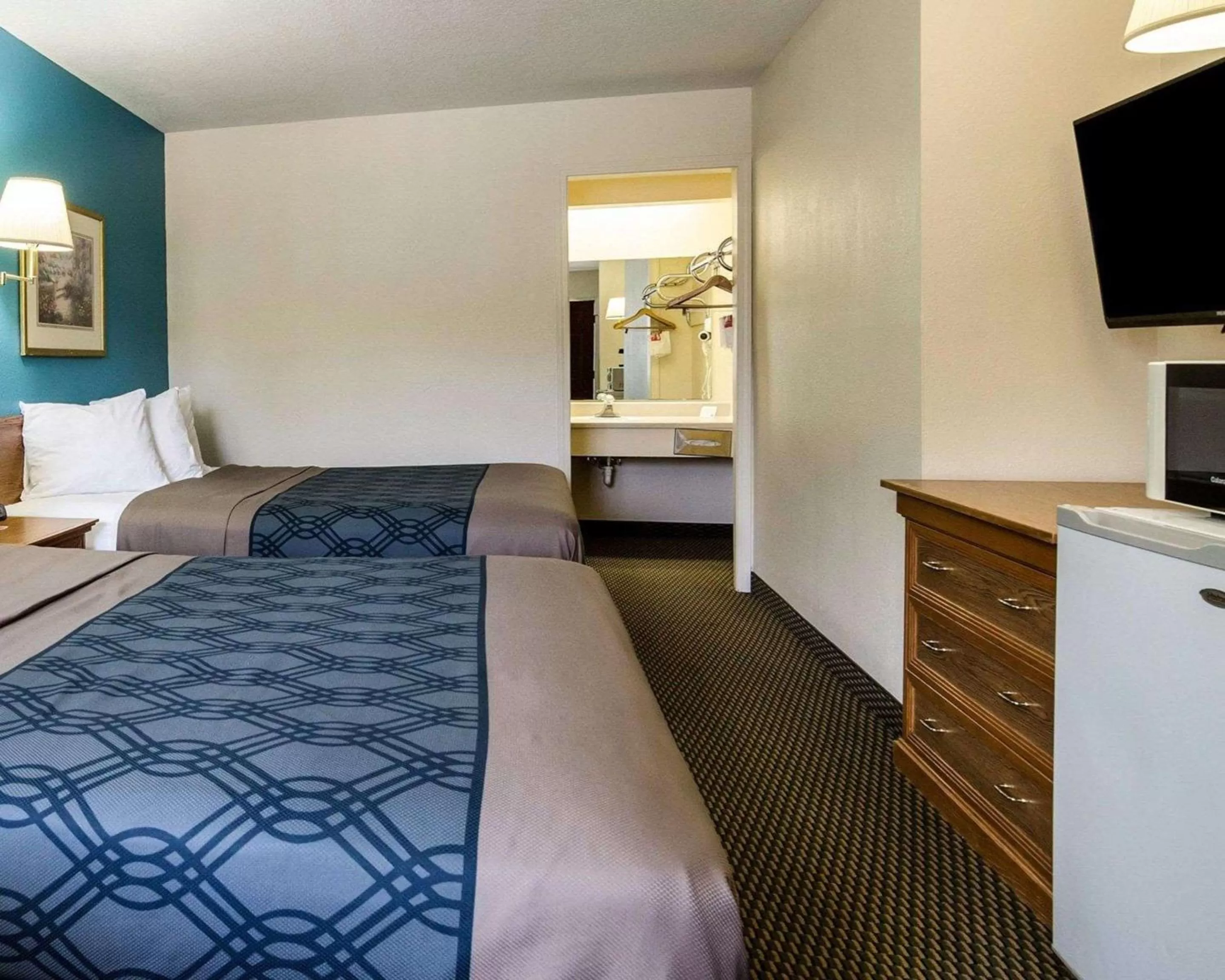 Bedroom, Bed in Econo Lodge University