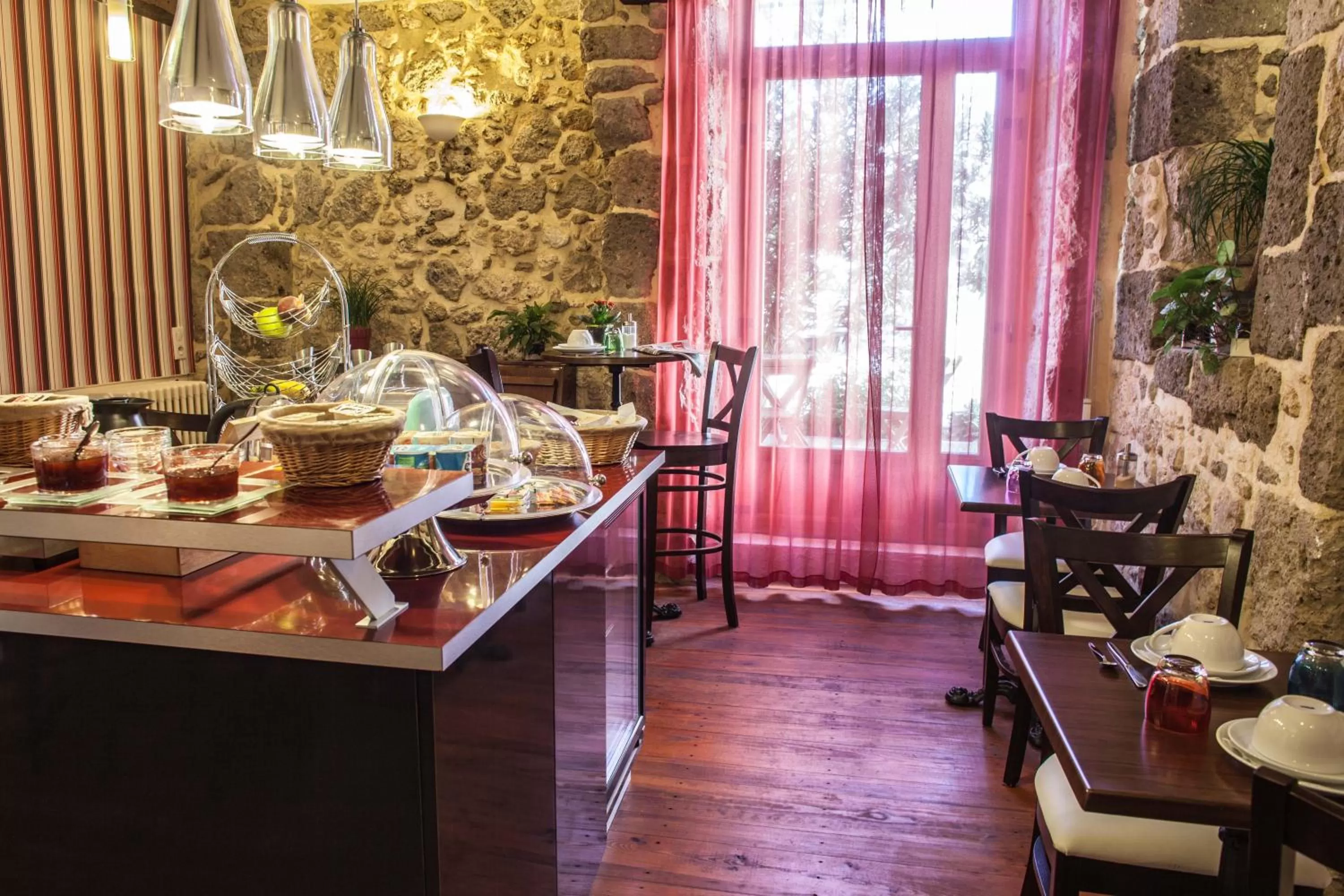 Restaurant/places to eat in Hôtel Henri IV