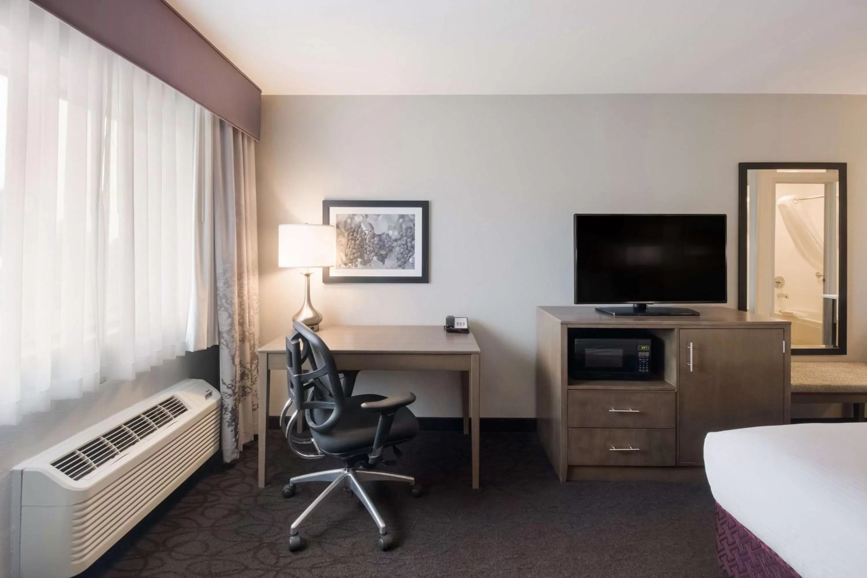 Bedroom, Bed in Best Western McMinnville Inn