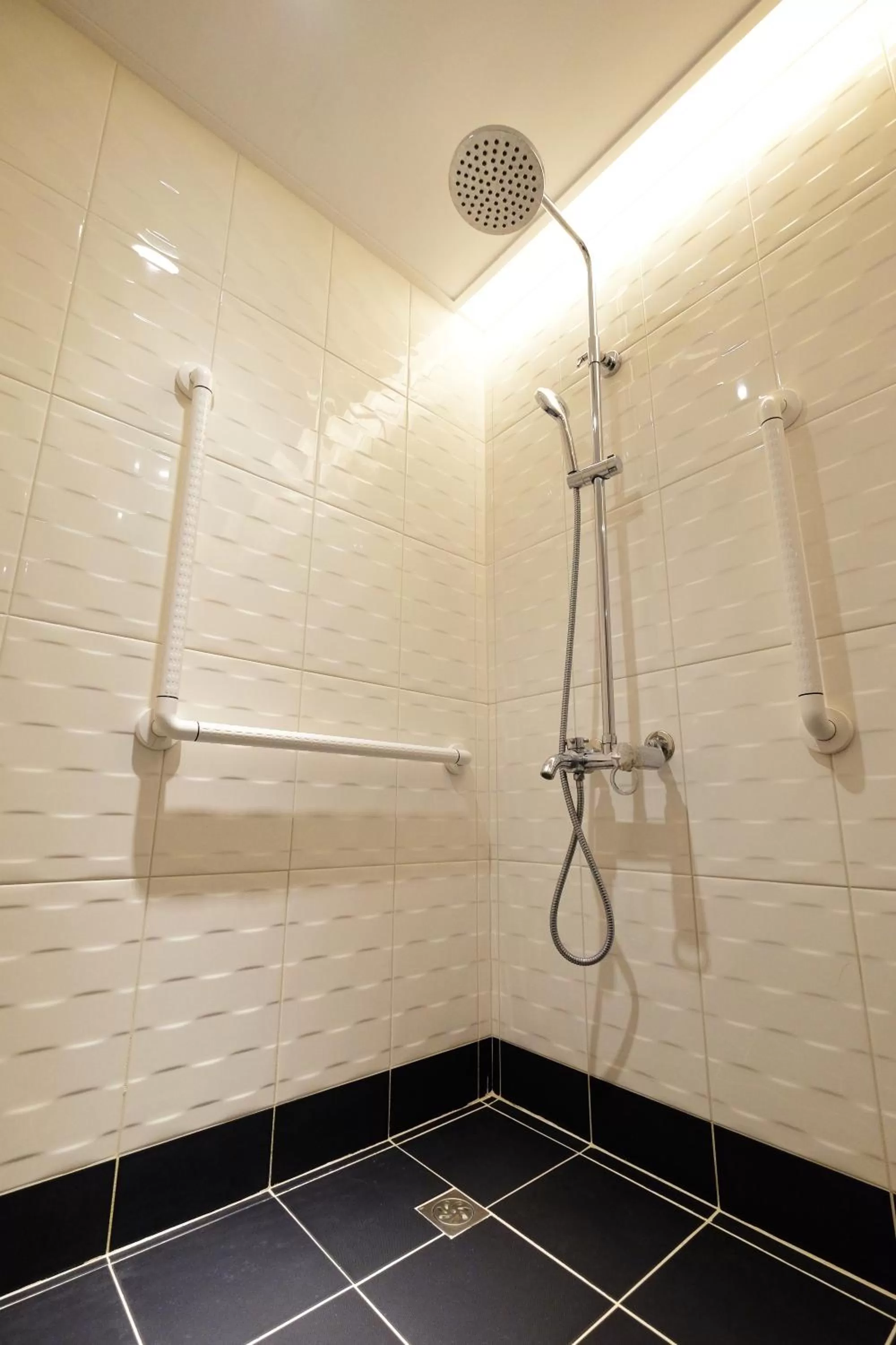 Shower in Dynasty Hotel