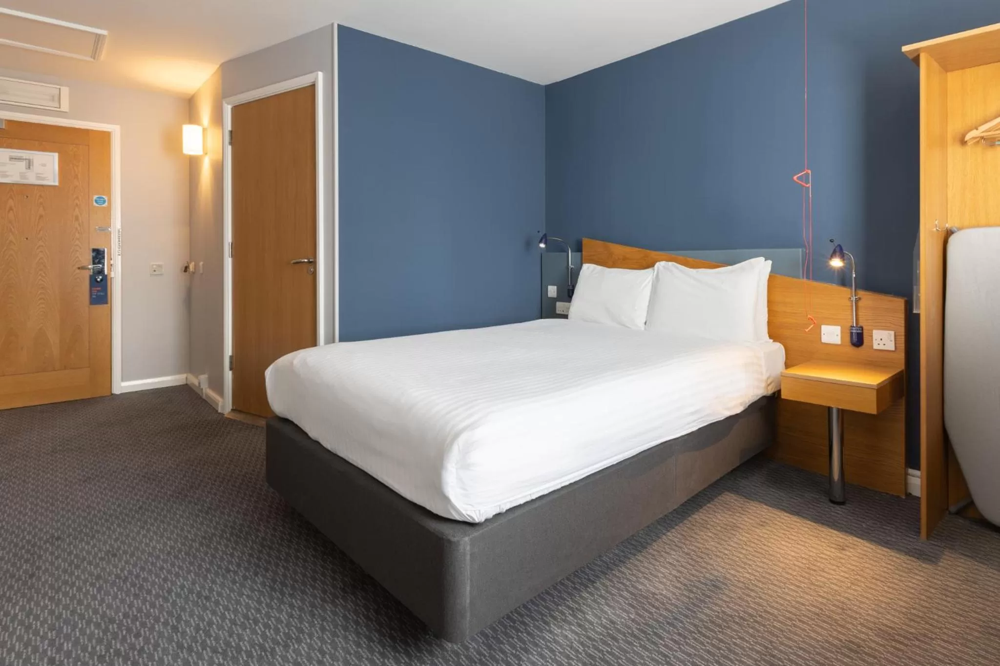 Bed in Holiday Inn Express Aberdeen City Centre by IHG