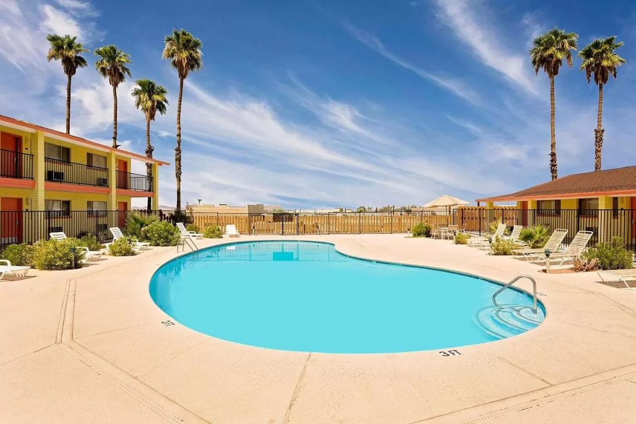 Swimming pool in Lake Place Inn Lake Havasu City