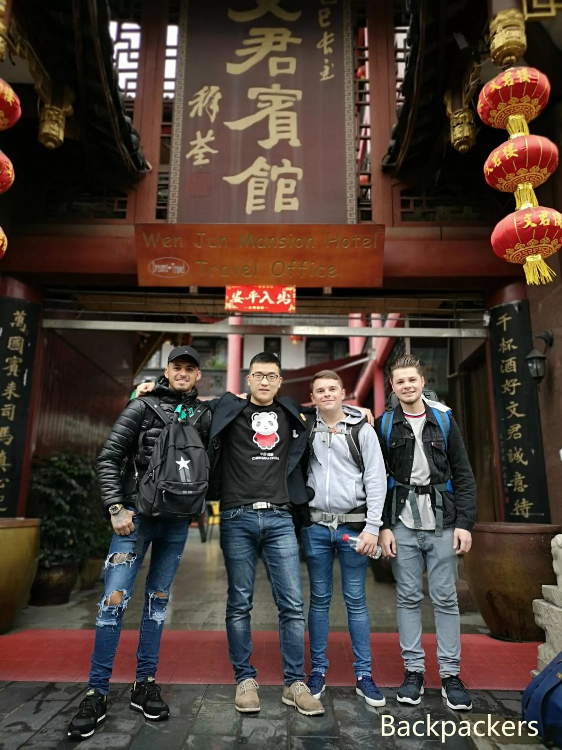 People in Wenjun Courtyard Hotel---3mins walk from Tonghuimen metro station ,next to People`s Park, fluent English service ,travel agency