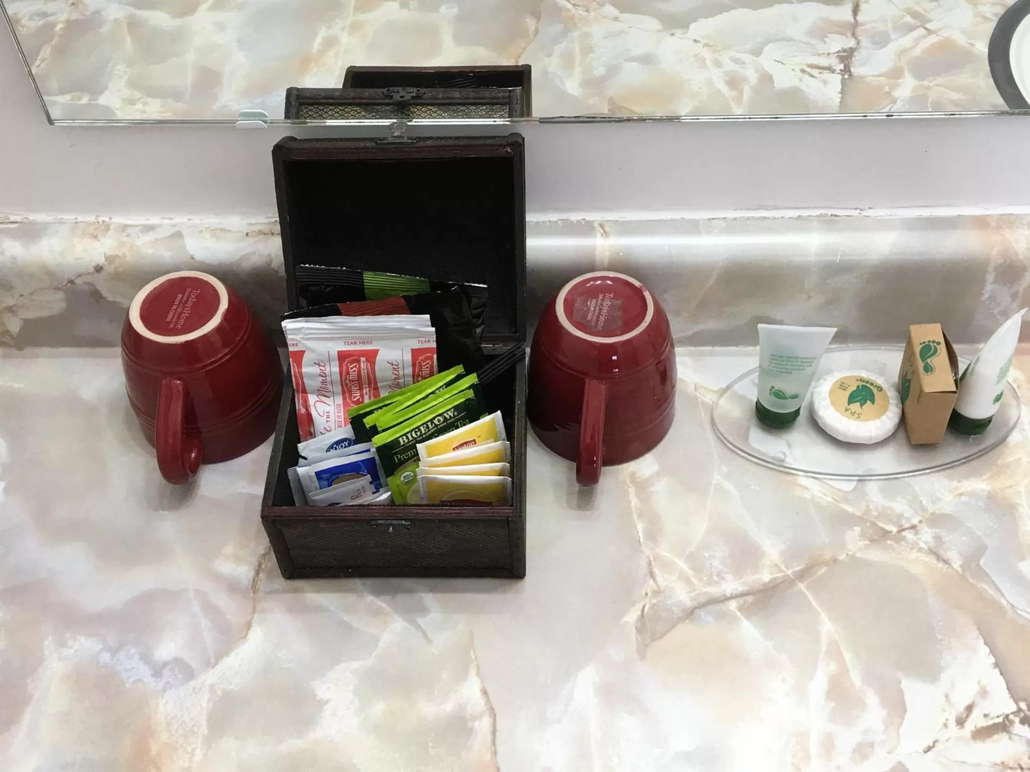 Coffee/tea facilities in Highlander Motel