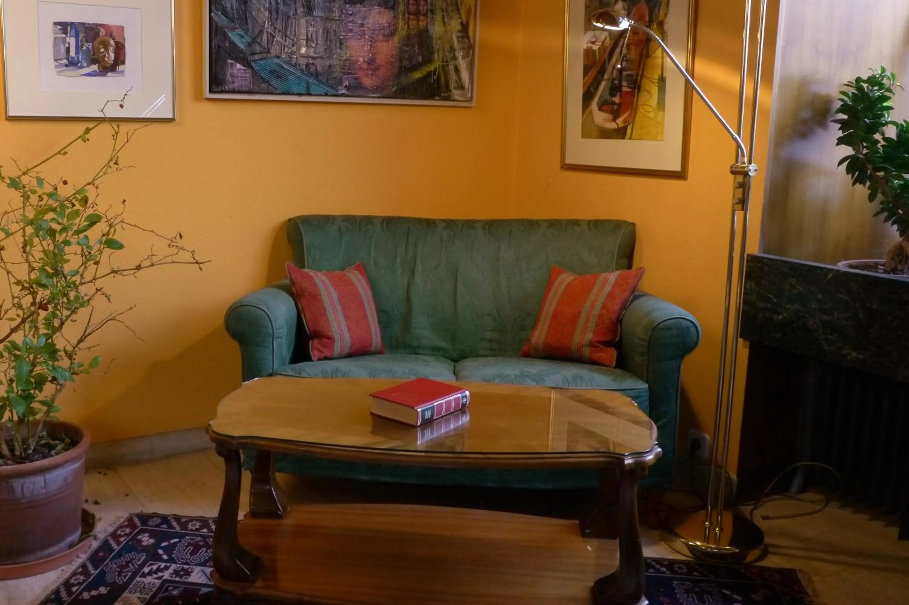 Communal lounge/ TV room in Hotel Hohenstauffen