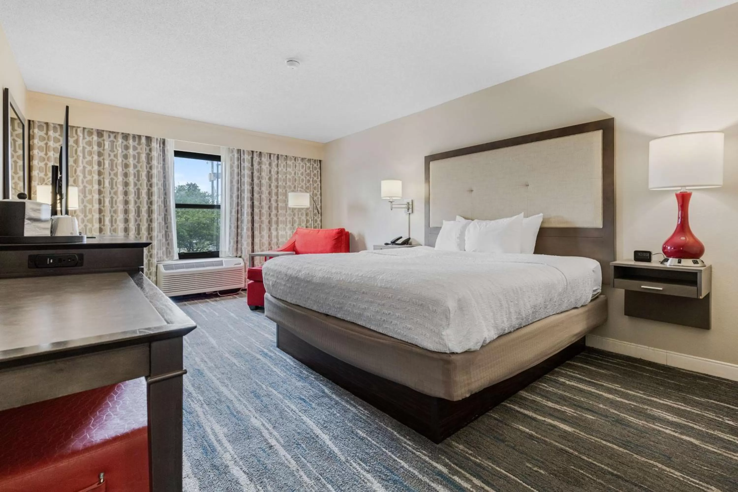 Bed in Hampton Inn & Suites Memphis-Wolfchase Galleria