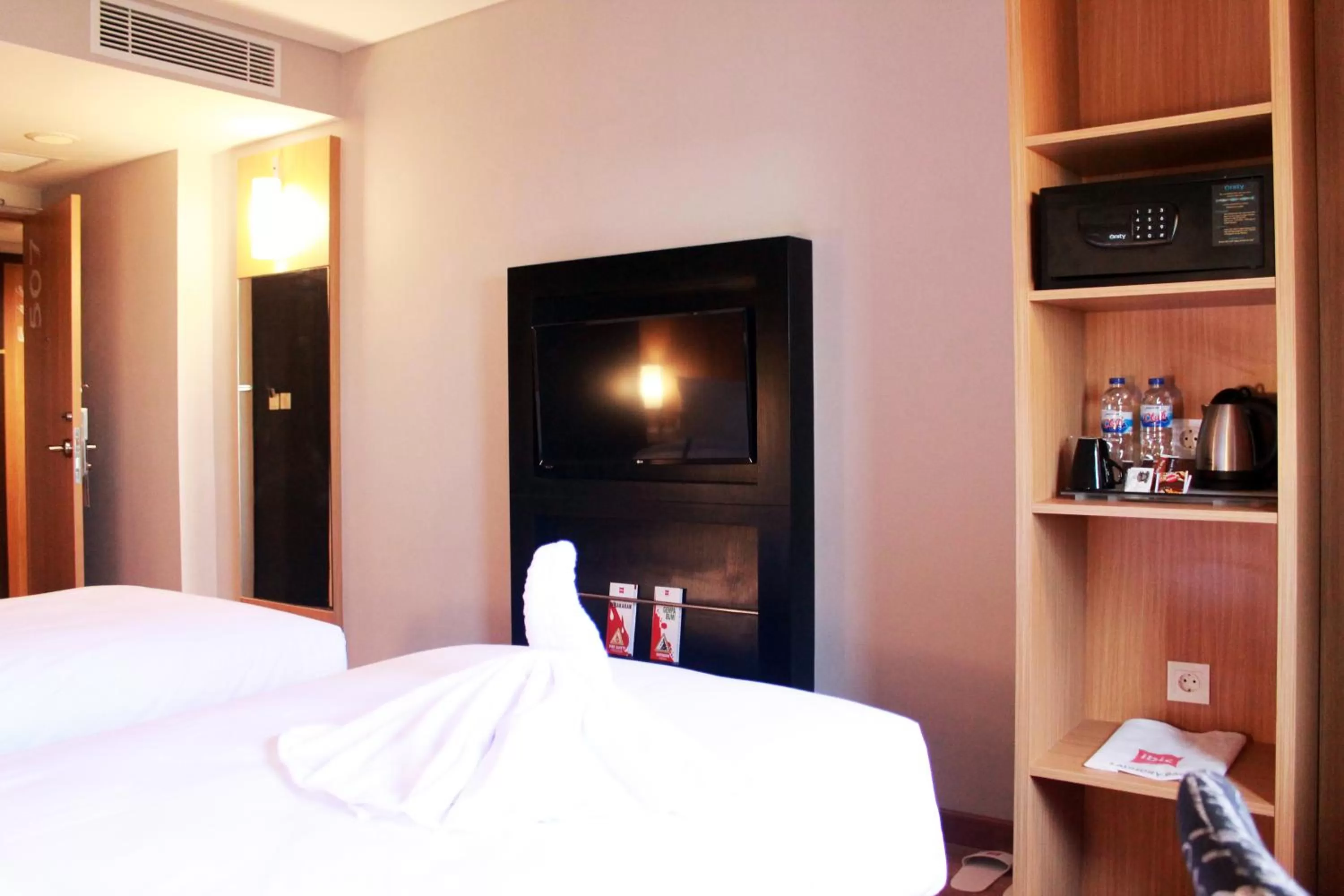 Bed in ibis Pontianak City Center