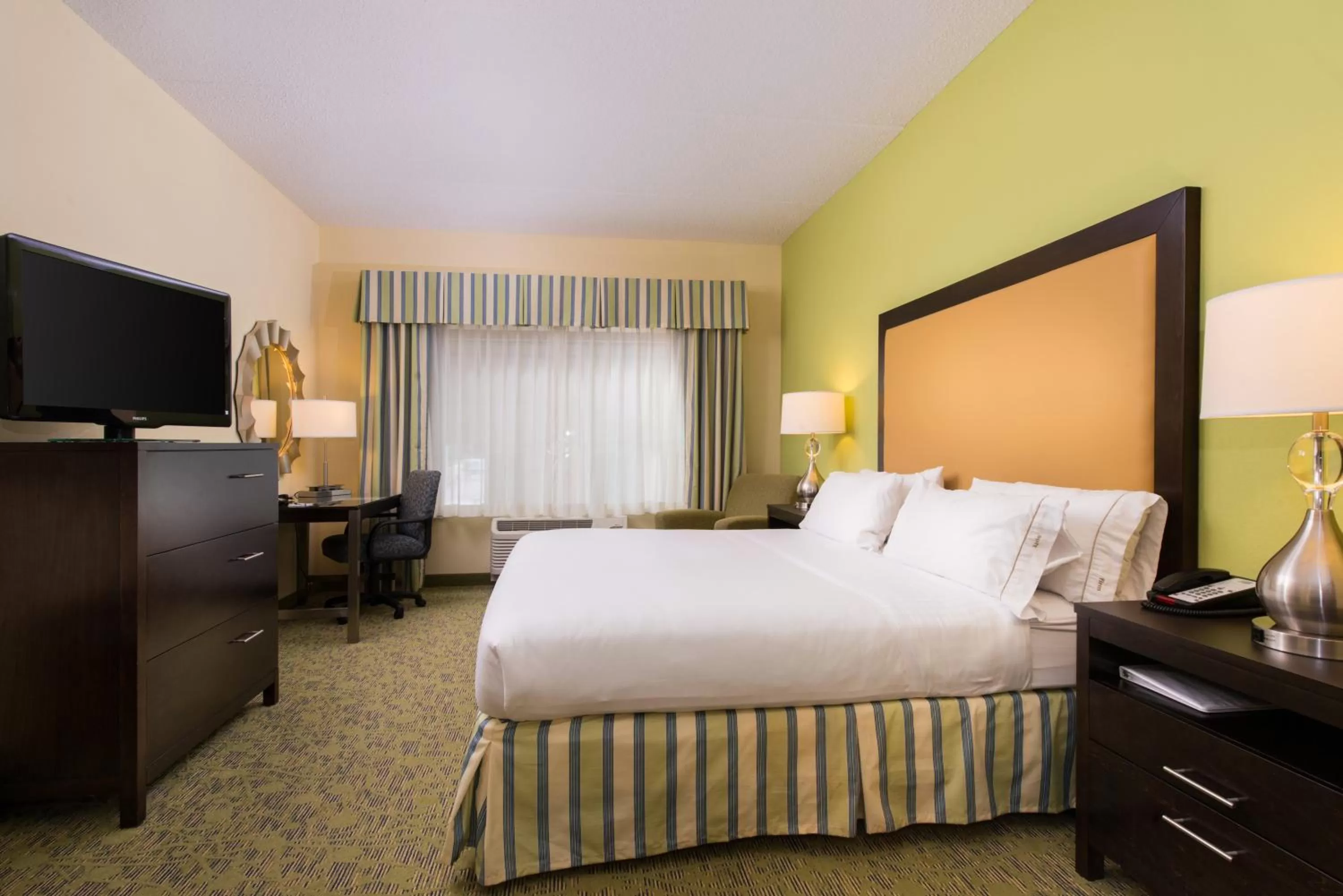 Photo of the whole room, Bed in Holiday Inn Express and Suites Dickson City by IHG