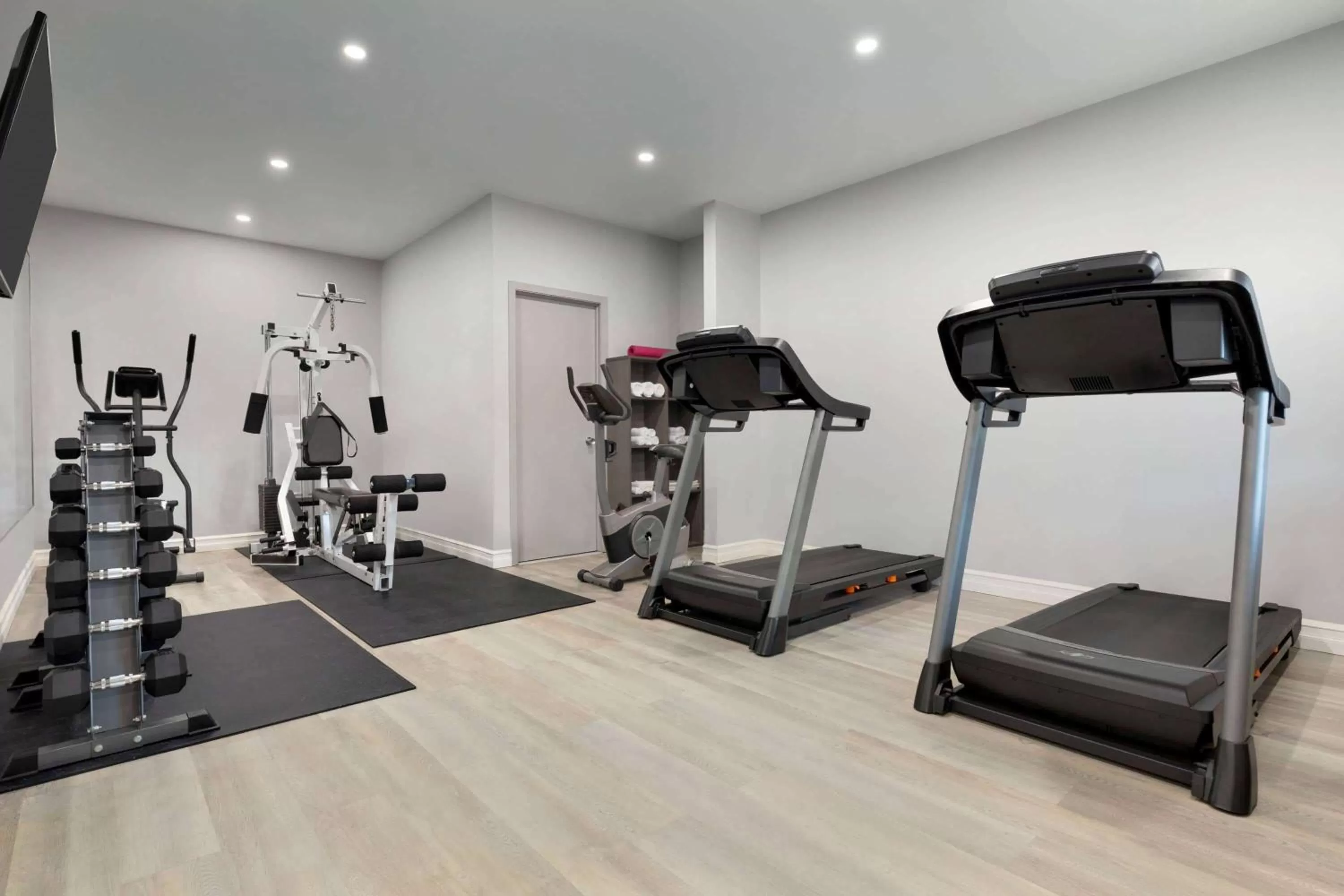 Fitness centre/facilities in Super 8 by Wyndham Windsor/Dougall