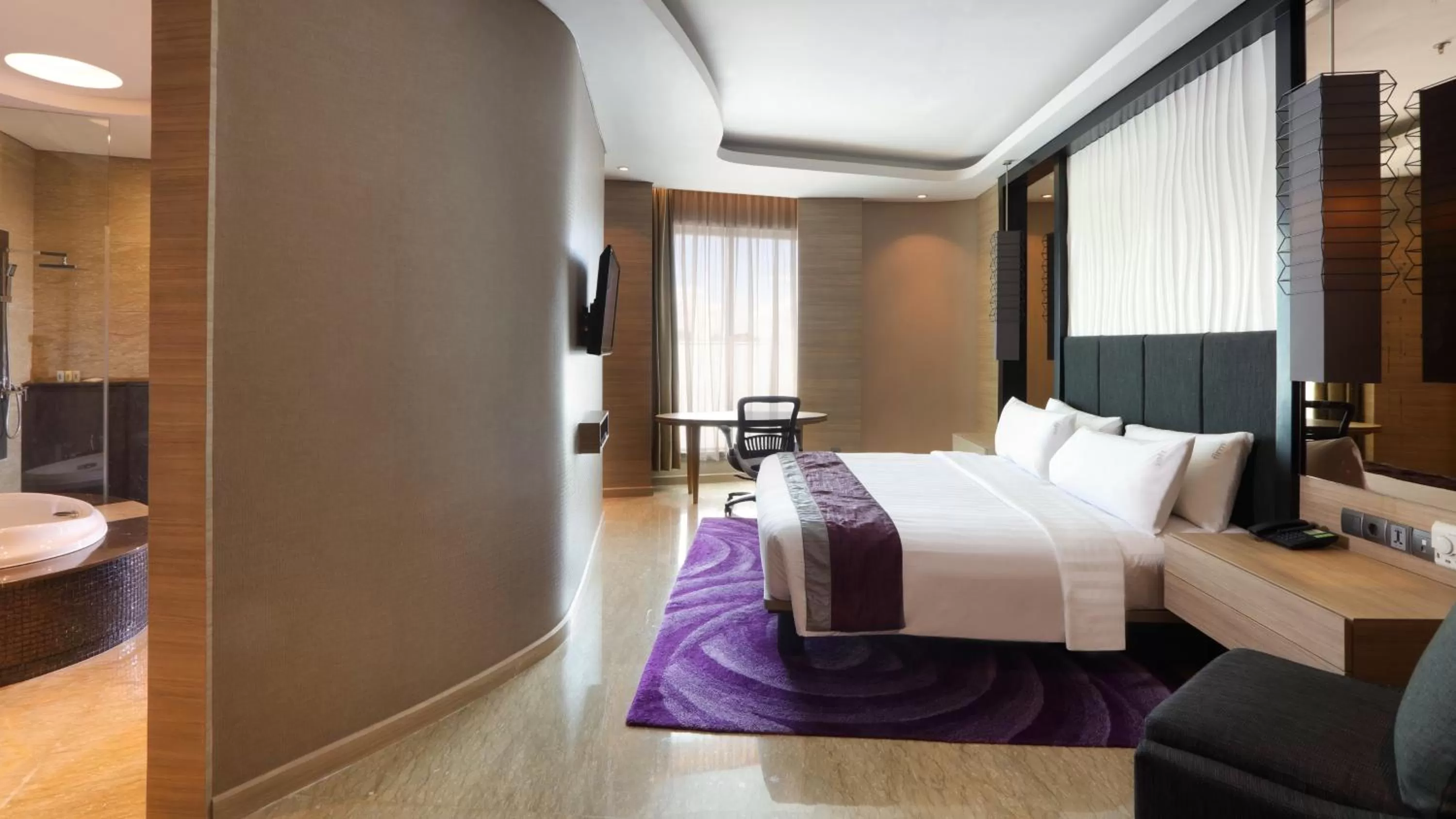 Photo of the whole room, Bed in Holiday Inn Bandung Pasteur by IHG