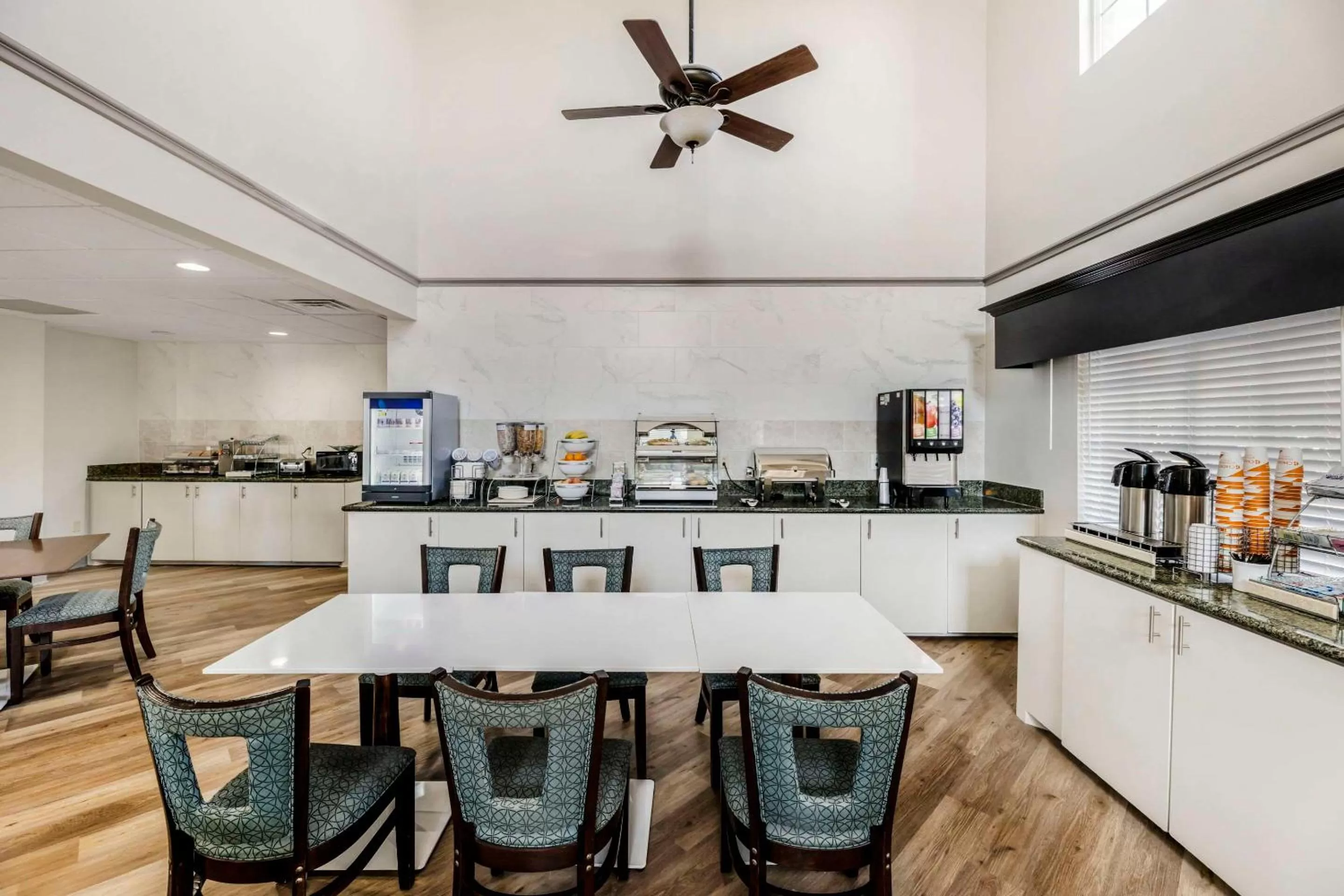 Breakfast in Comfort Inn & Suites Andrews