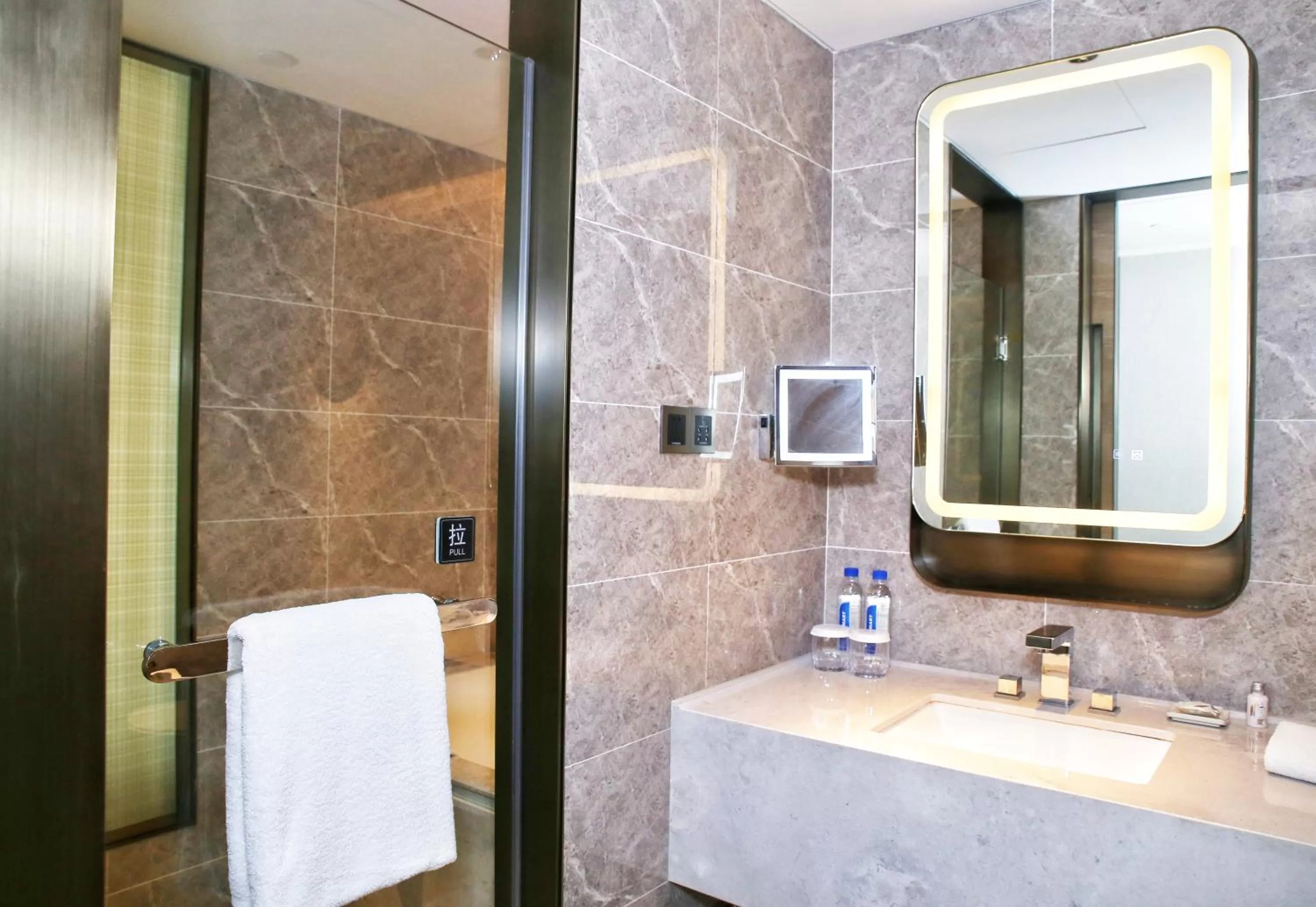 Toilet in Guangzhou Dong Fang Hotel