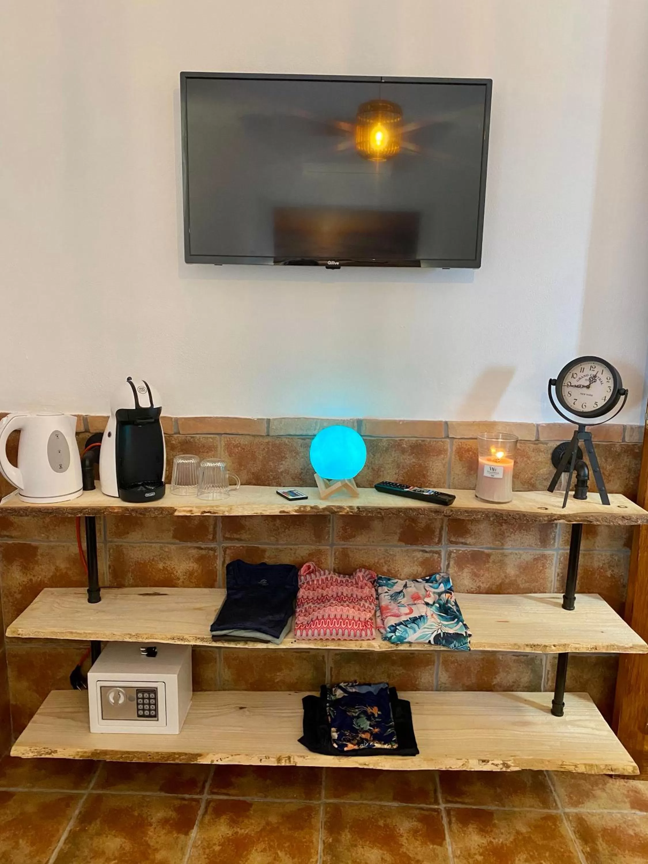 TV and multimedia, TV/Entertainment Center in B&B Casa Azul