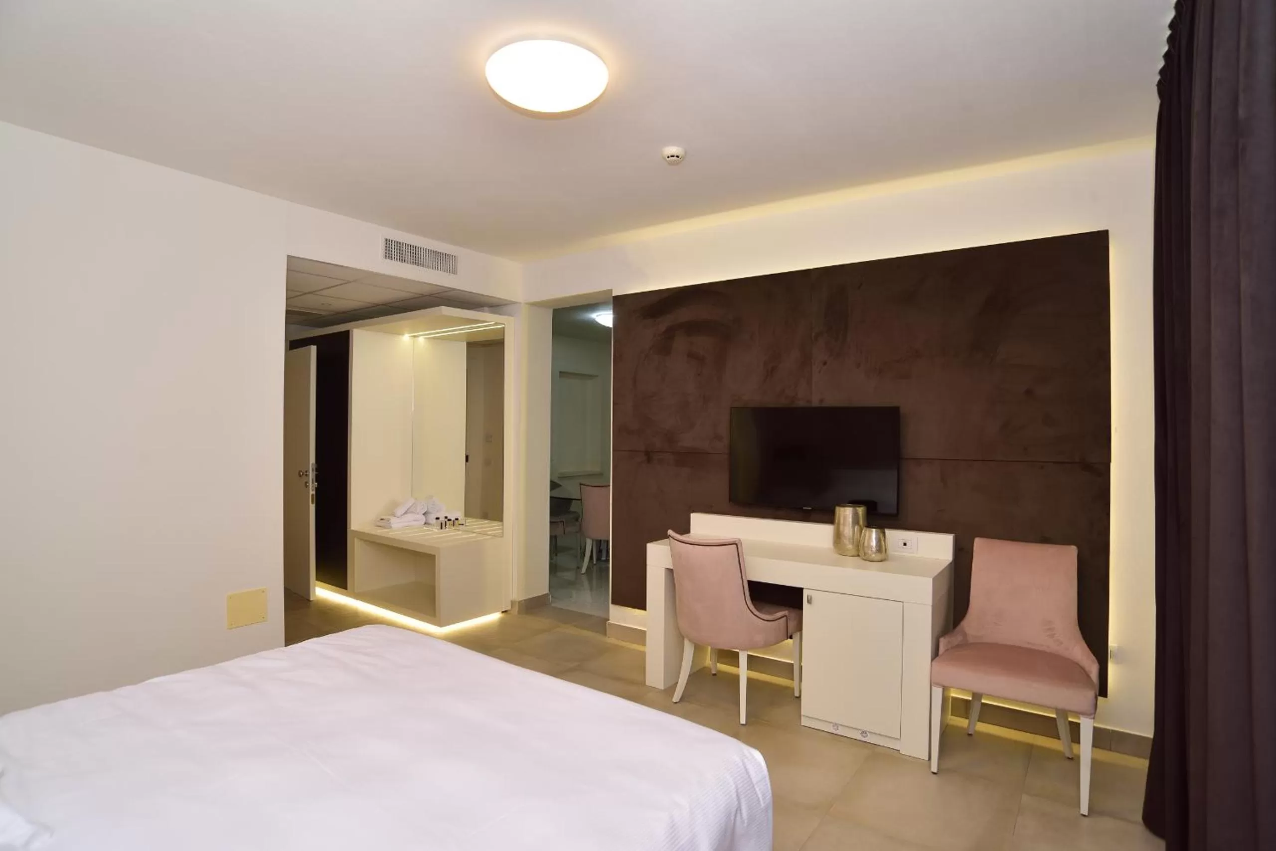 Bedroom, Bed in M2 Hotel