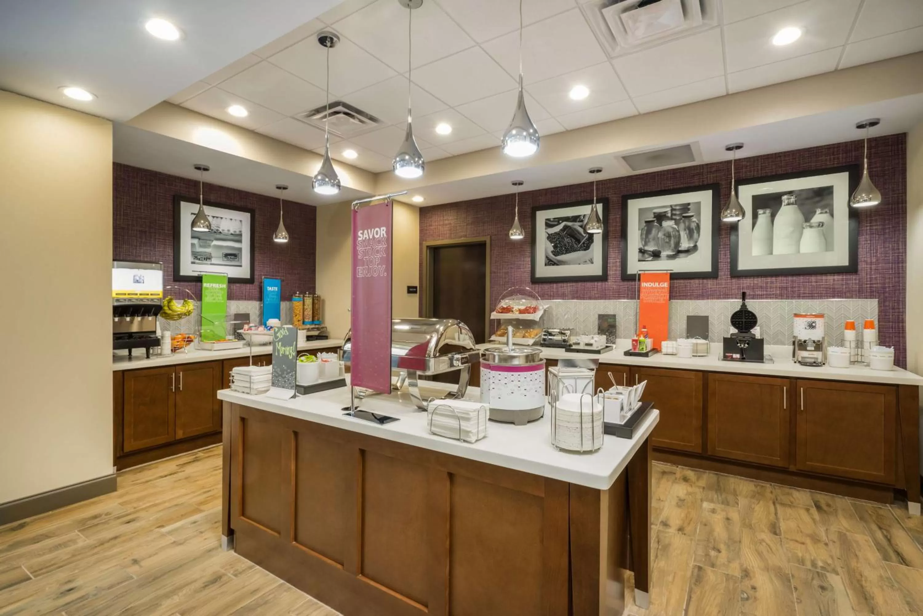 Restaurant/places to eat in Hampton Inn Newport