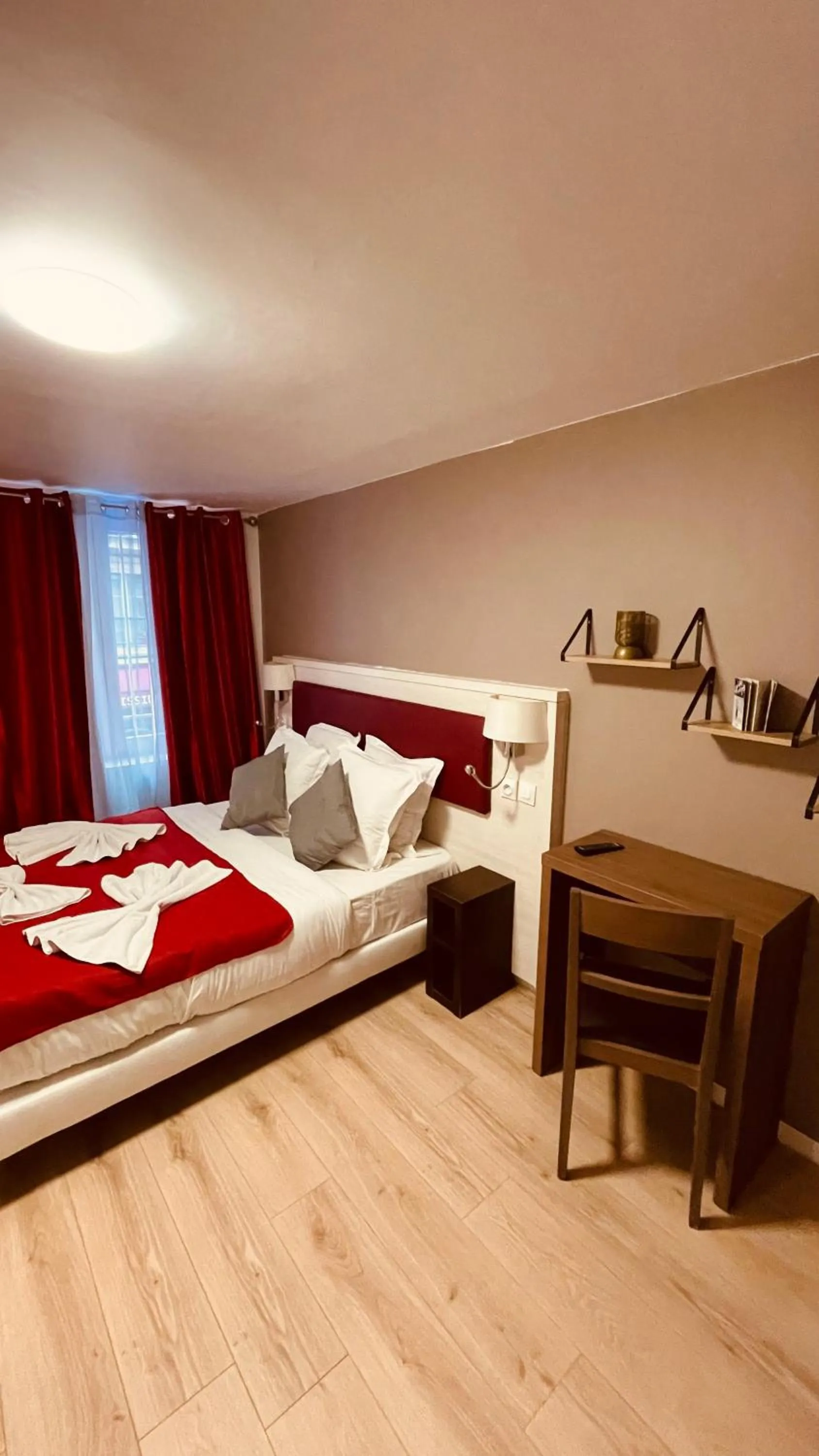 Photo of the whole room, Bed in Jeff Hotel