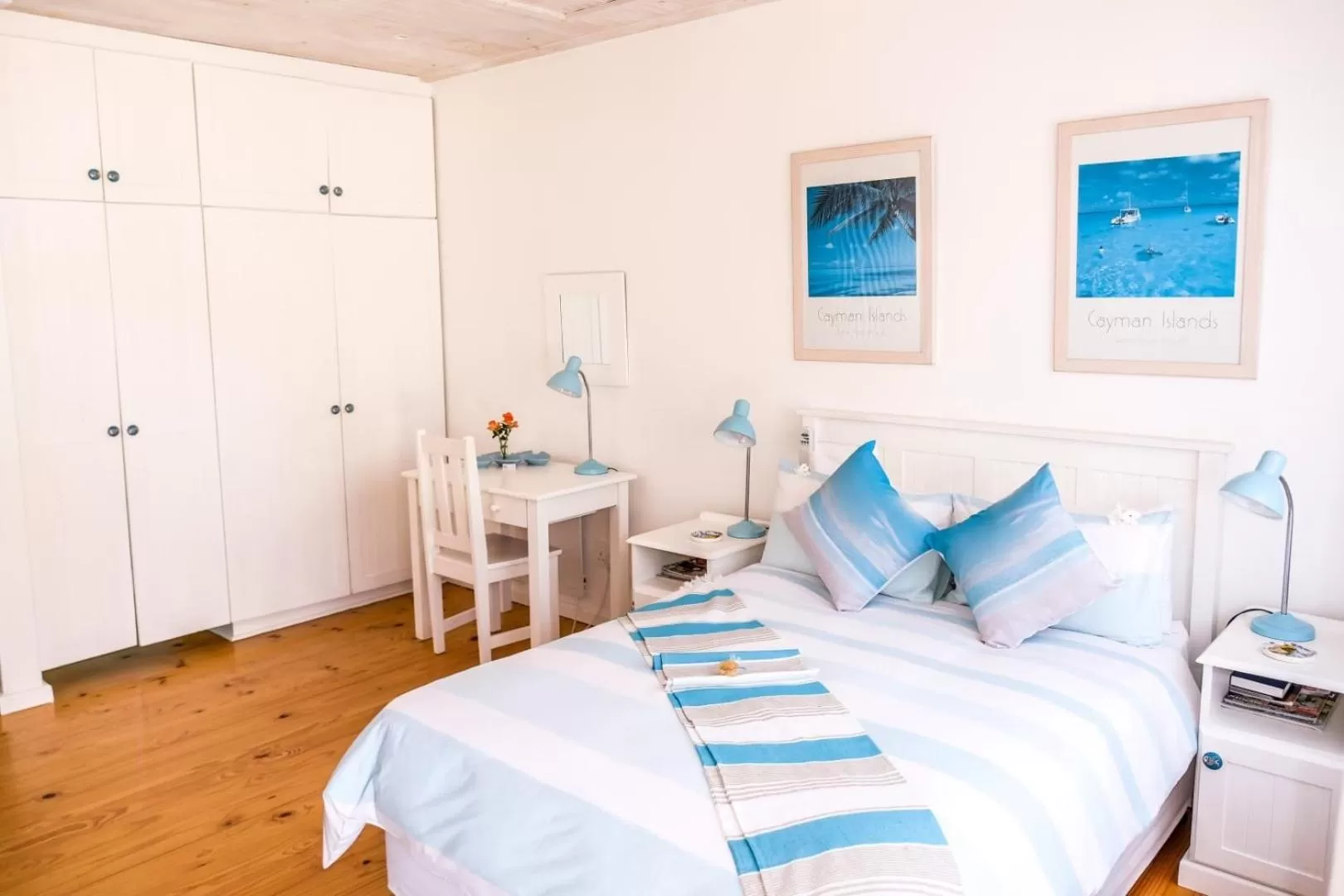 Bedroom, Bed in On the Bay