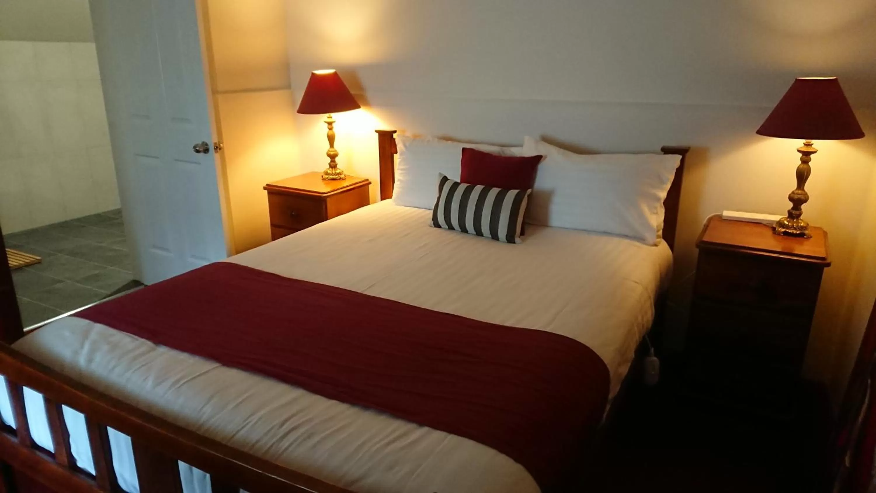 Photo of the whole room, Bed in The Empire Hotel Deloraine