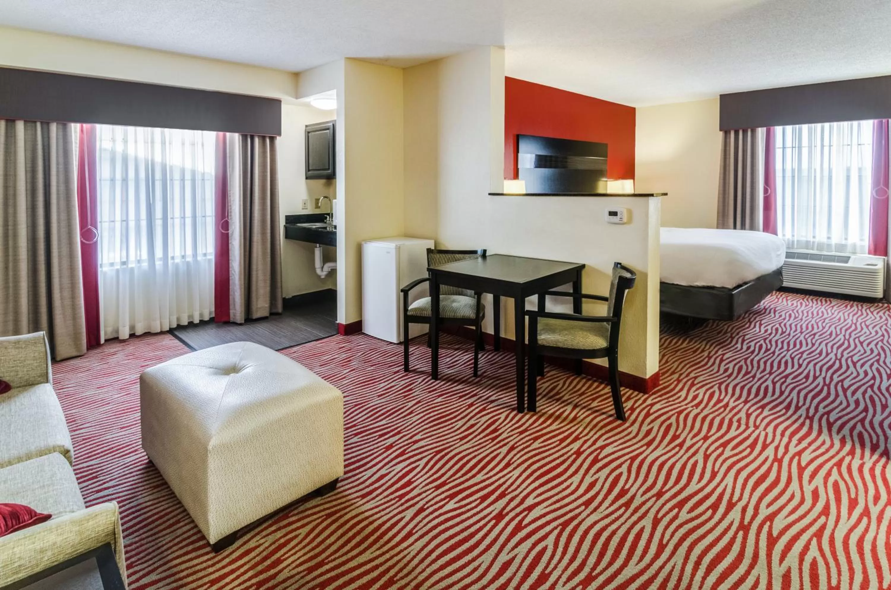Photo of the whole room, Bed in Holiday Inn Express Hotel & Suites Vinita by IHG
