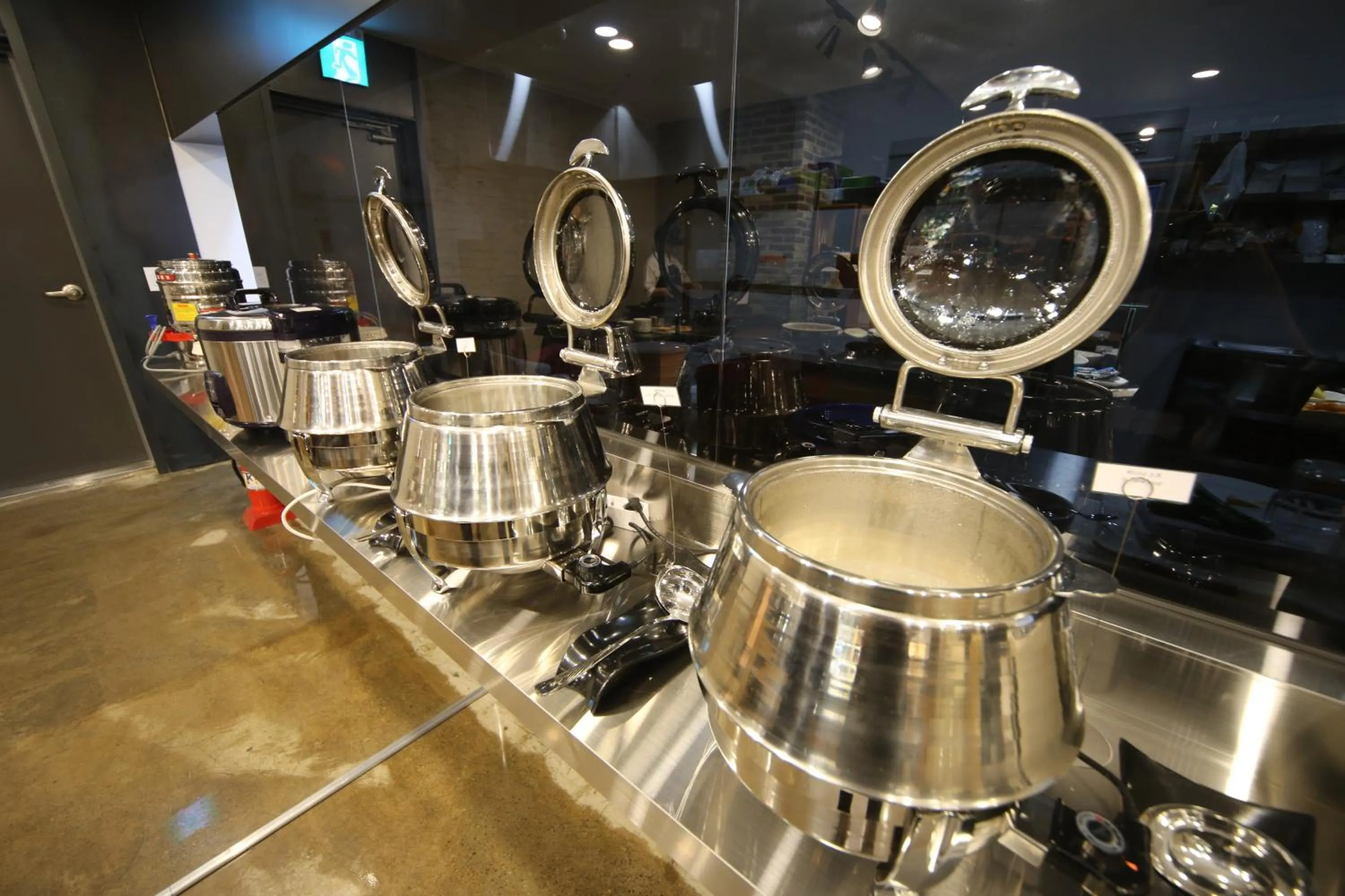 Restaurant/places to eat in Hotel Noblestay