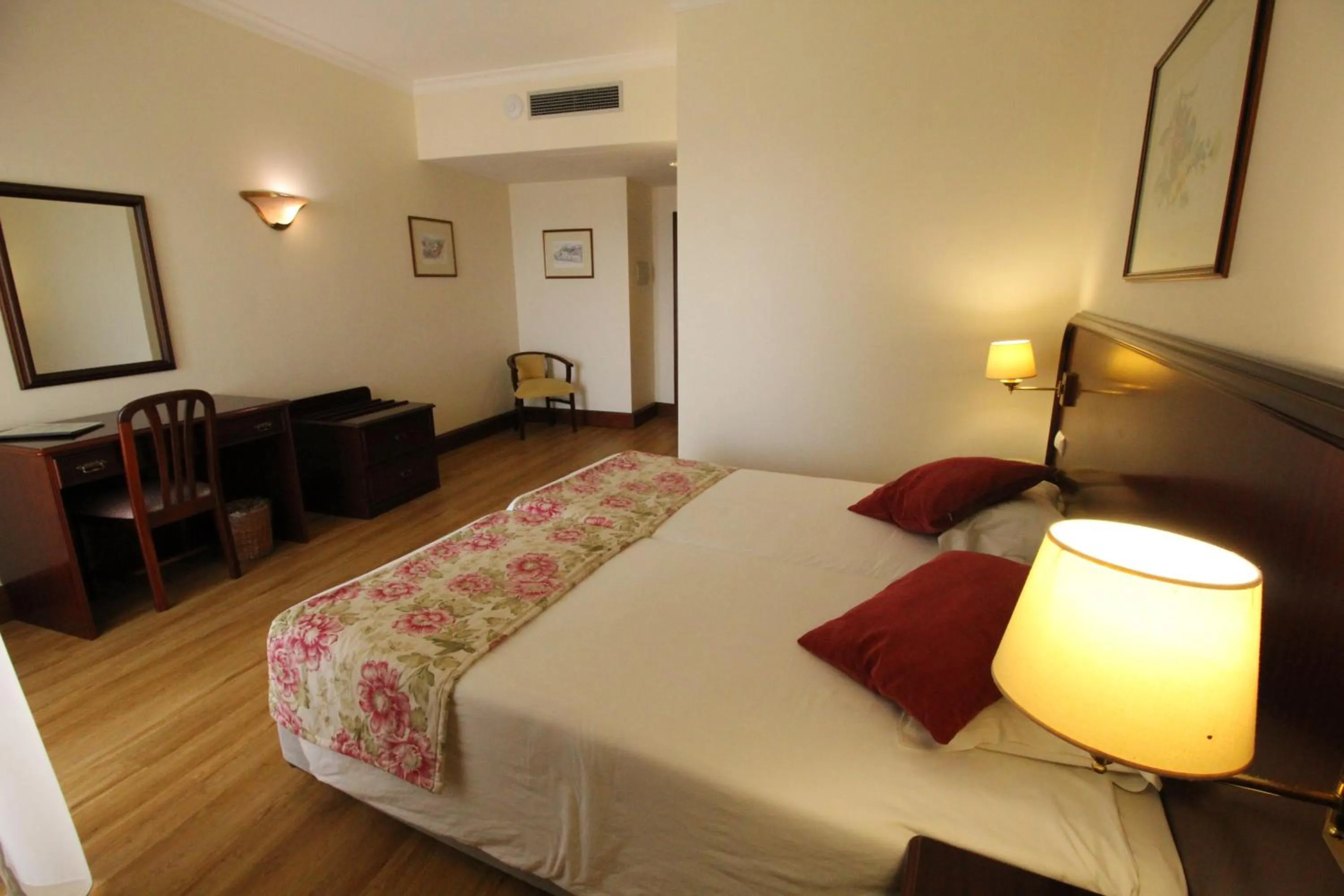 Bathroom, Bed in Suite Hotel Jardins Da Ajuda