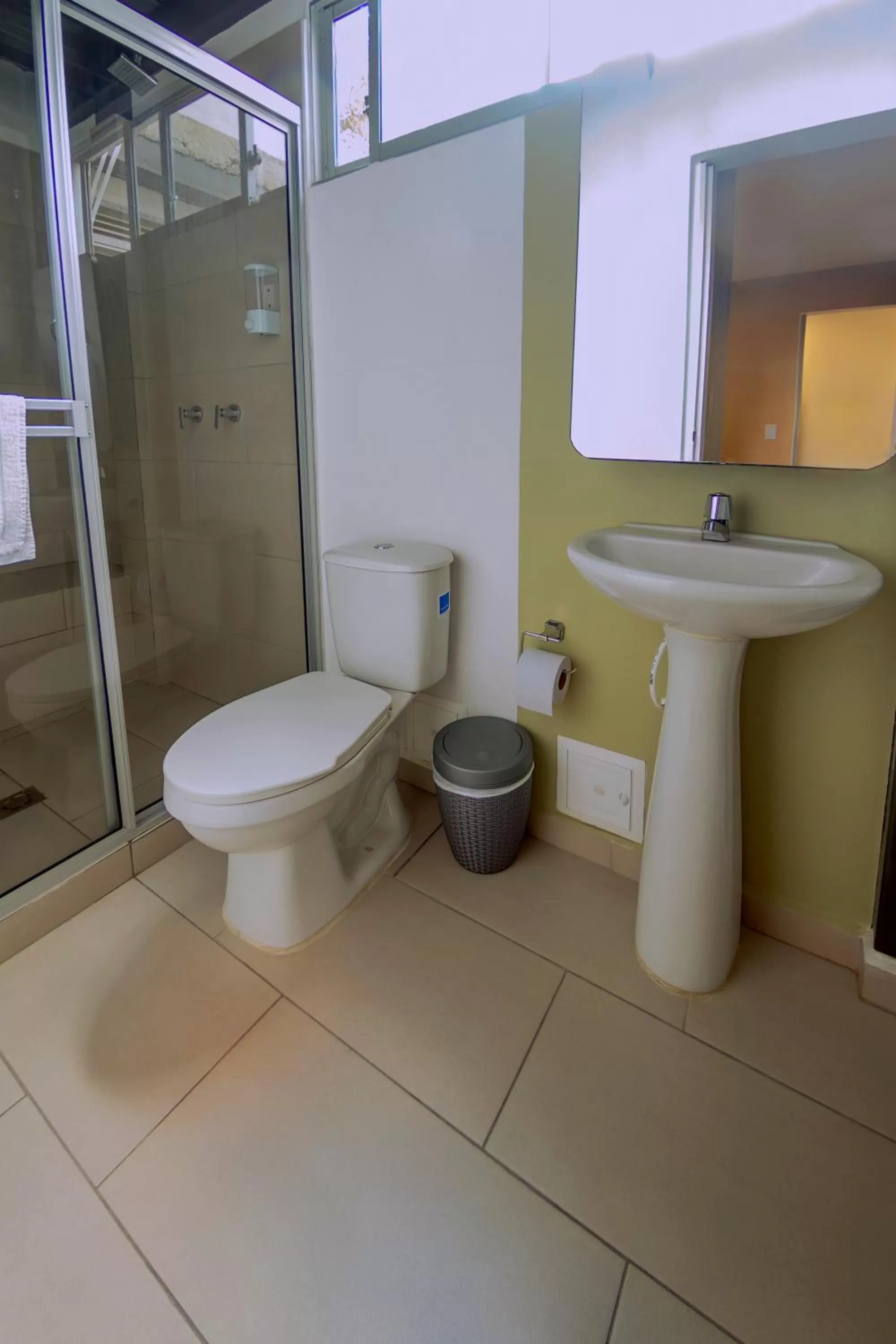 Shower in Ventiuna Hotel y Coliving