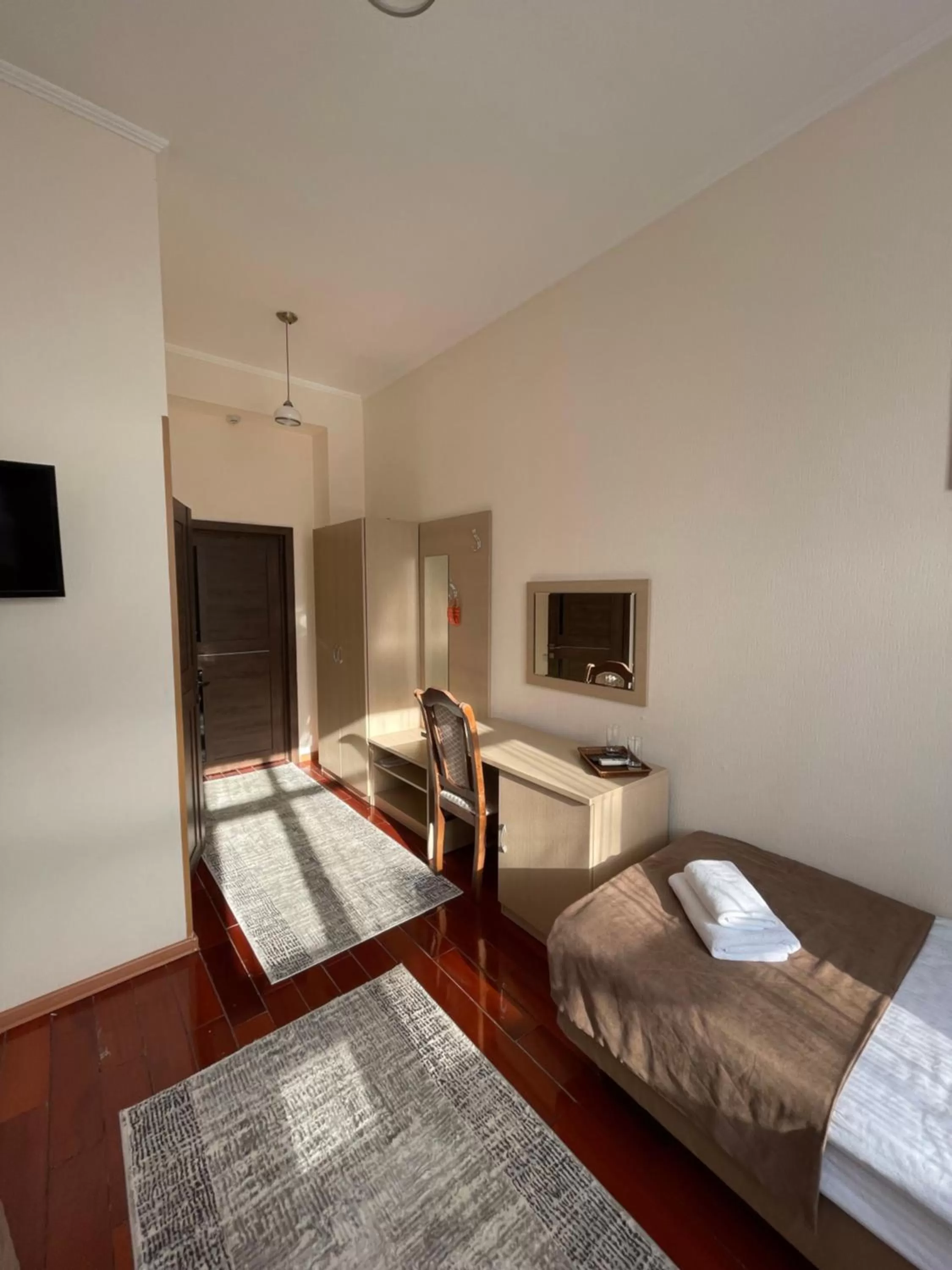 Photo of the whole room, Bed in Belon Land