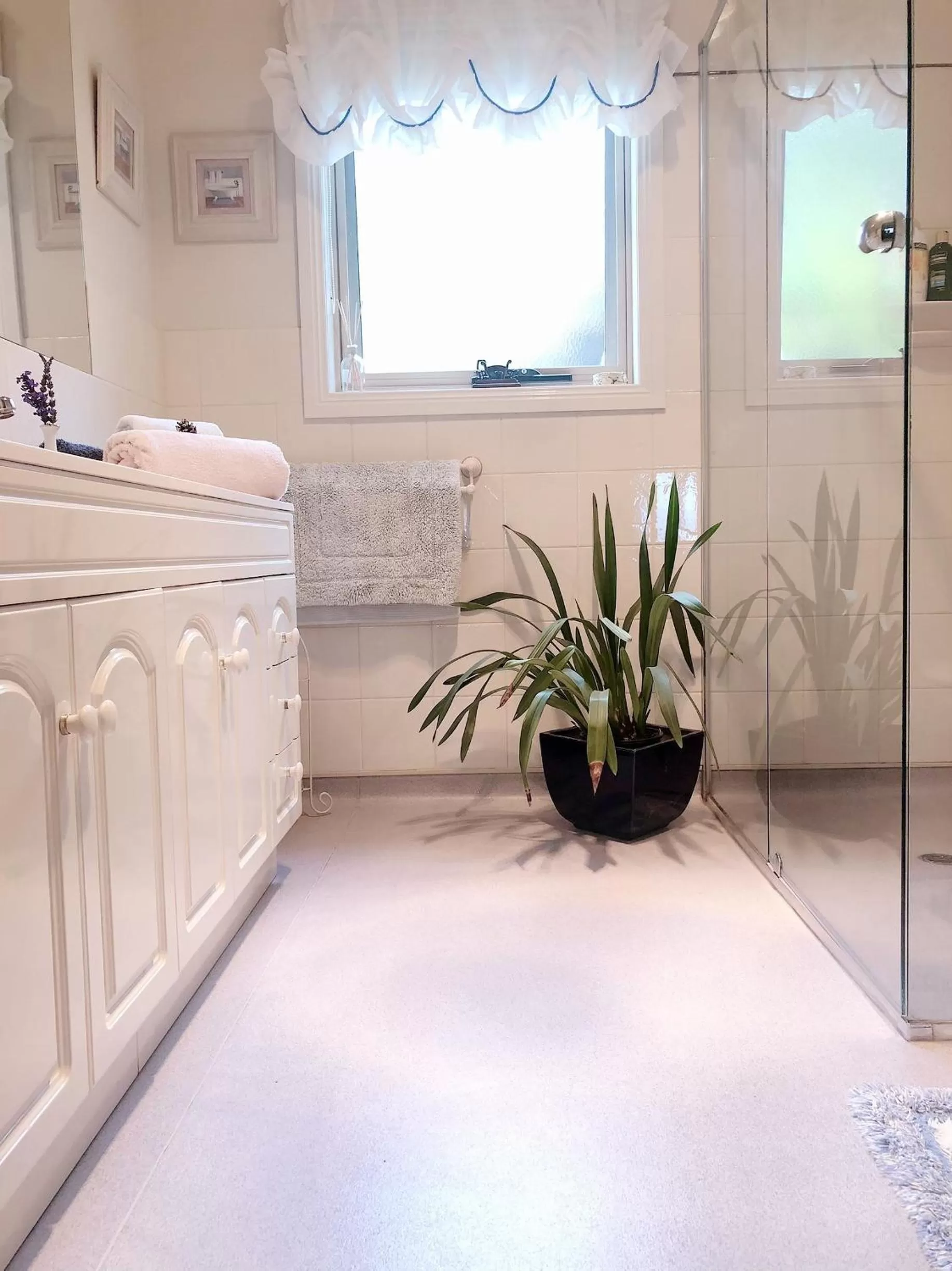 Bed in Rosewood Park Guest Suite