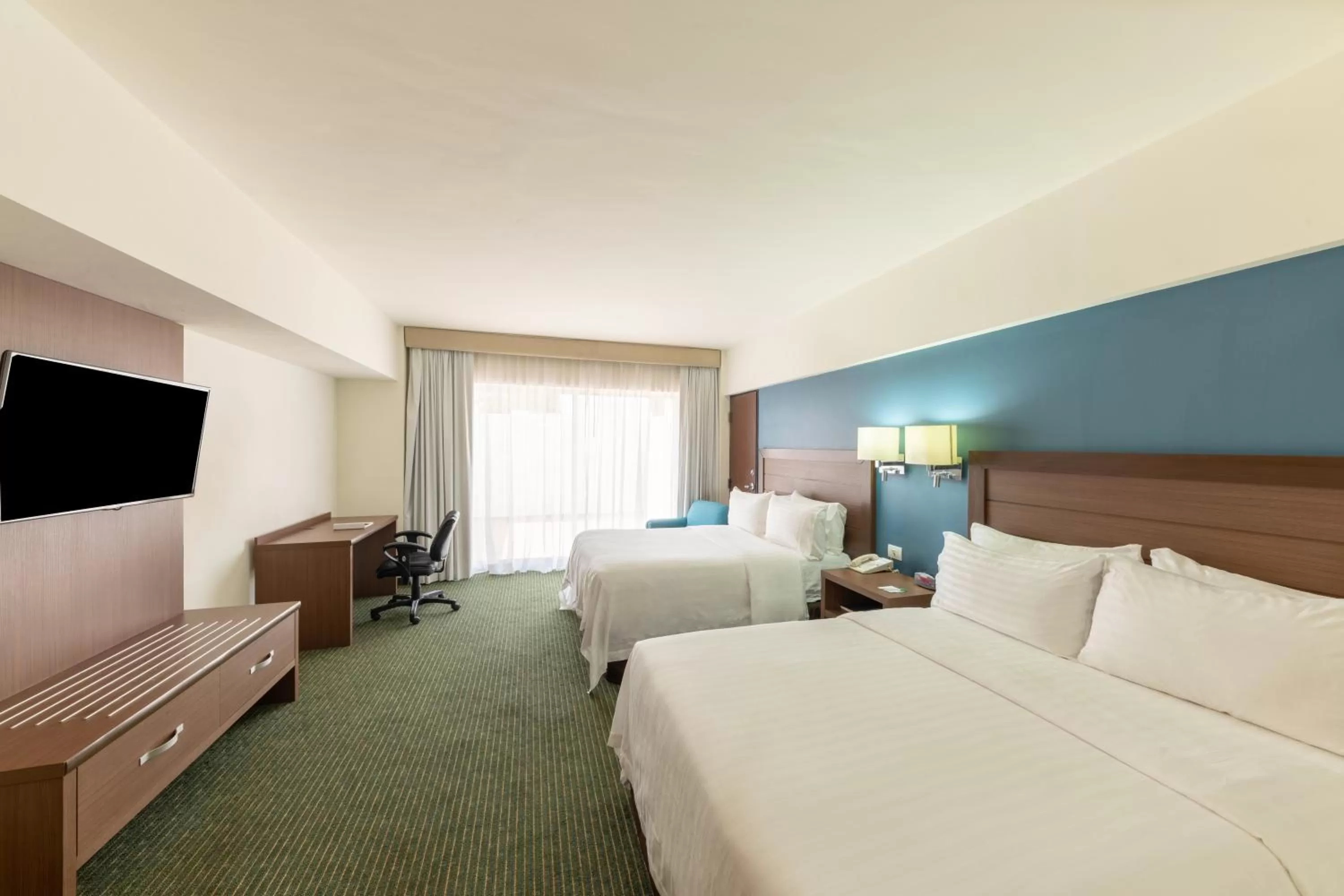 Photo of the whole room, Bed in Holiday Inn Guadalajara Expo Plaza del Sol by IHG