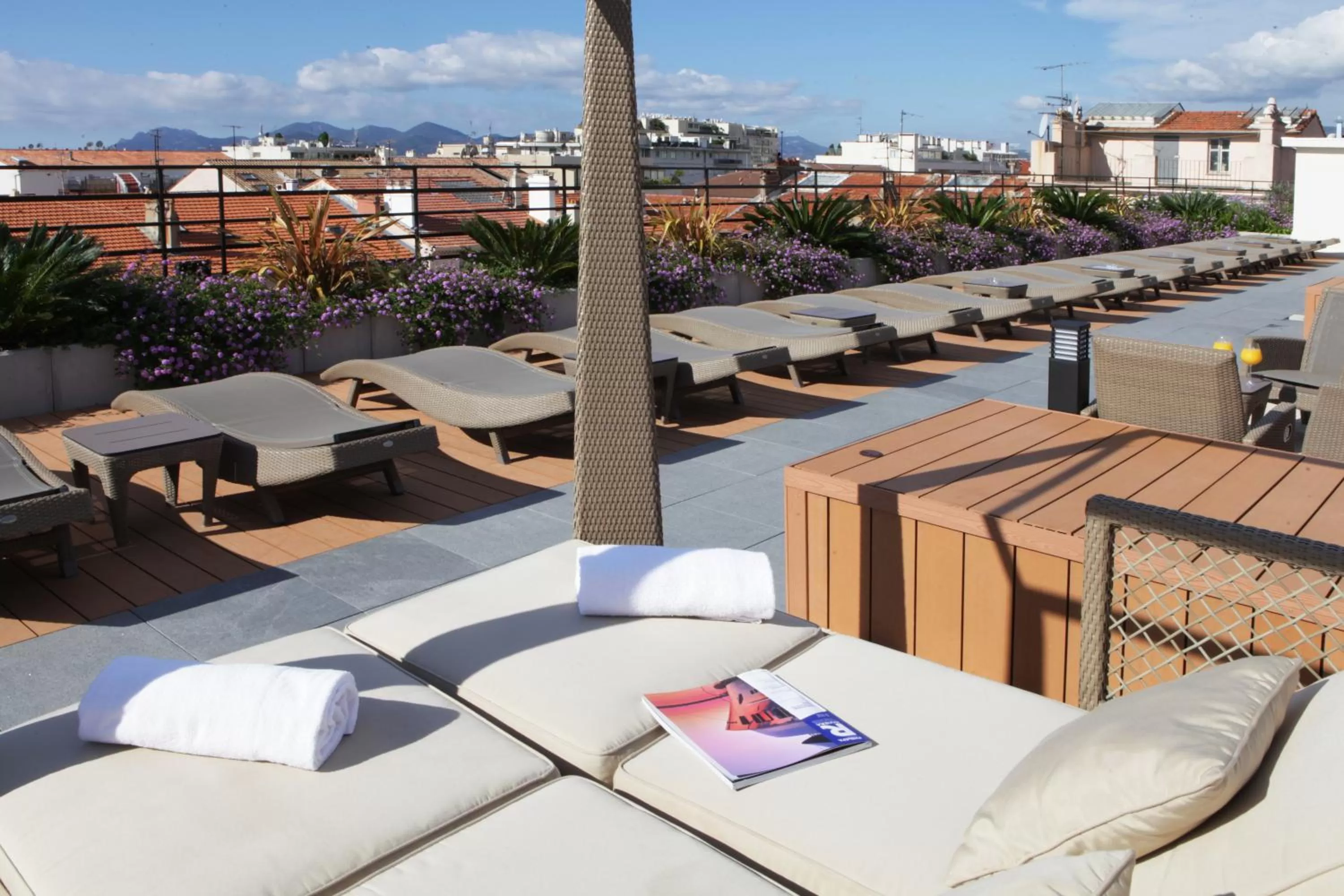 Patio in Best Western Premier Le Patio des Artistes Wellness Jacuzzi