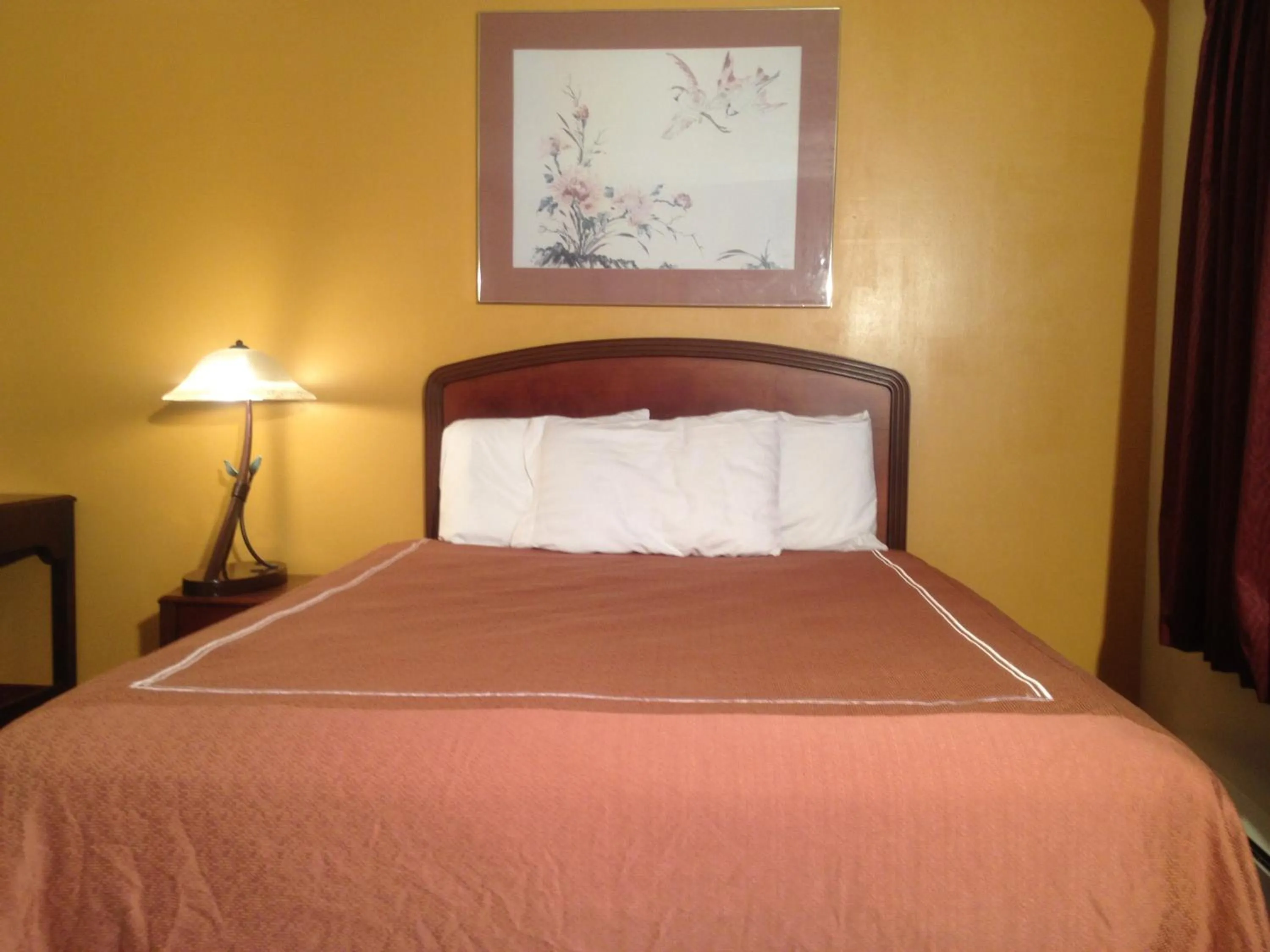 Bed in Caravan Motel