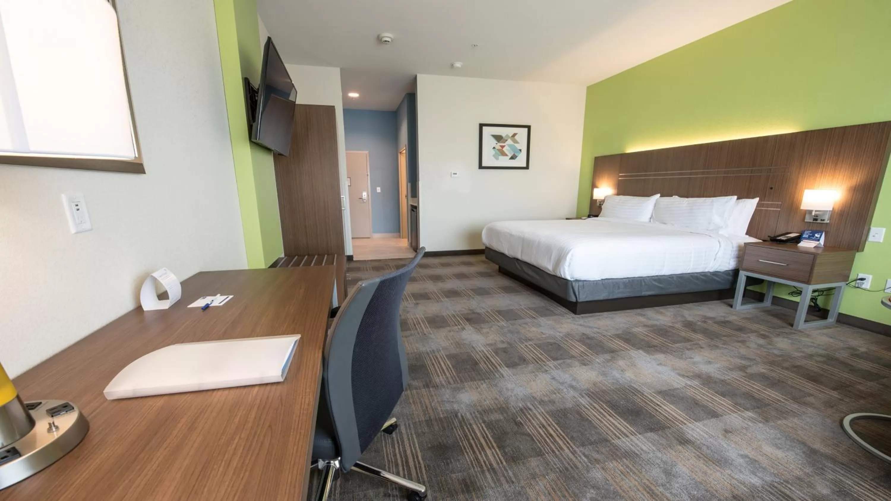 Photo of the whole room, Bed in Holiday Inn Express & Suites - Dripping Springs - Austin Area by IHG