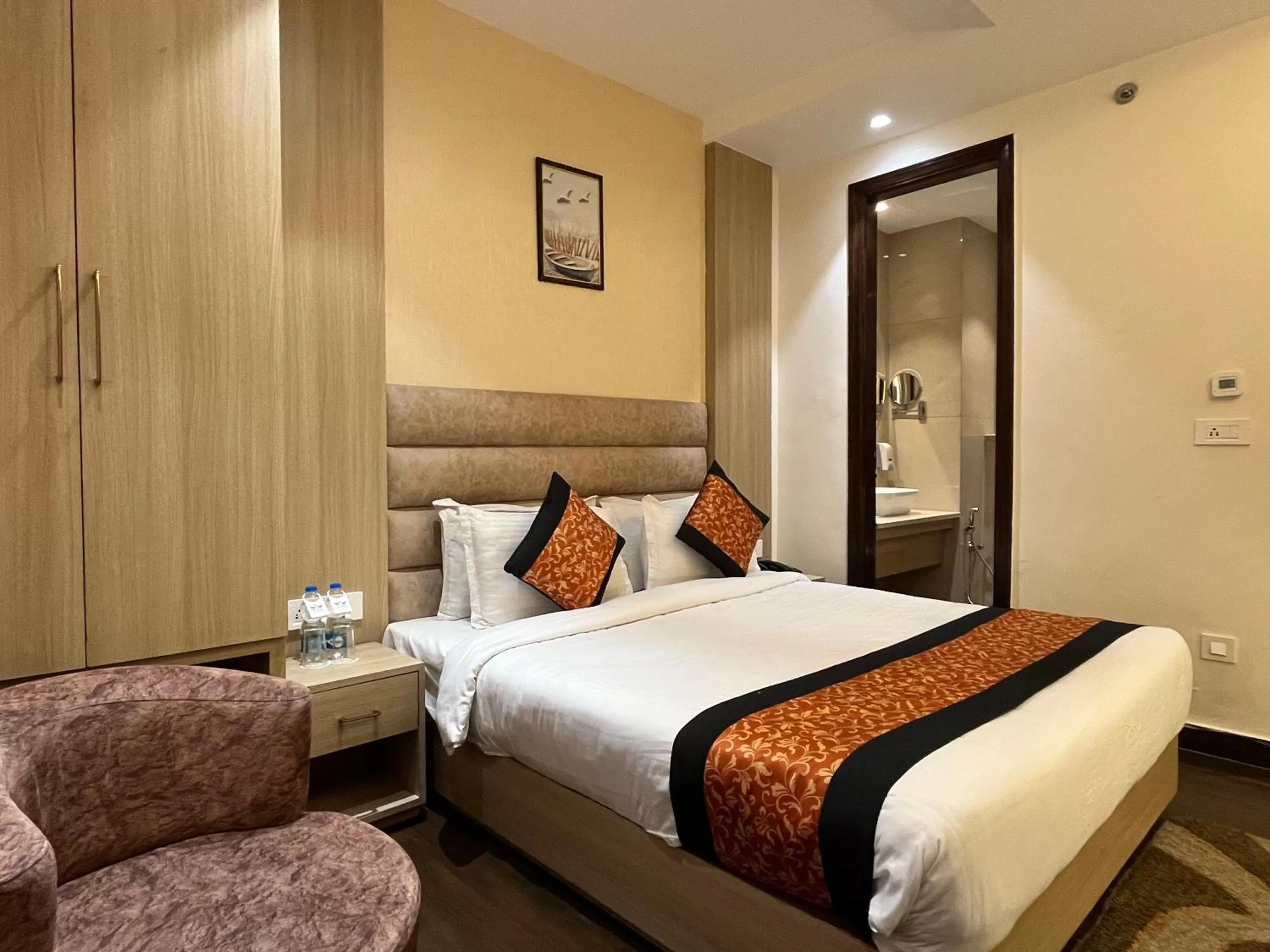 Photo of the whole room, Bed in RRV Hotel