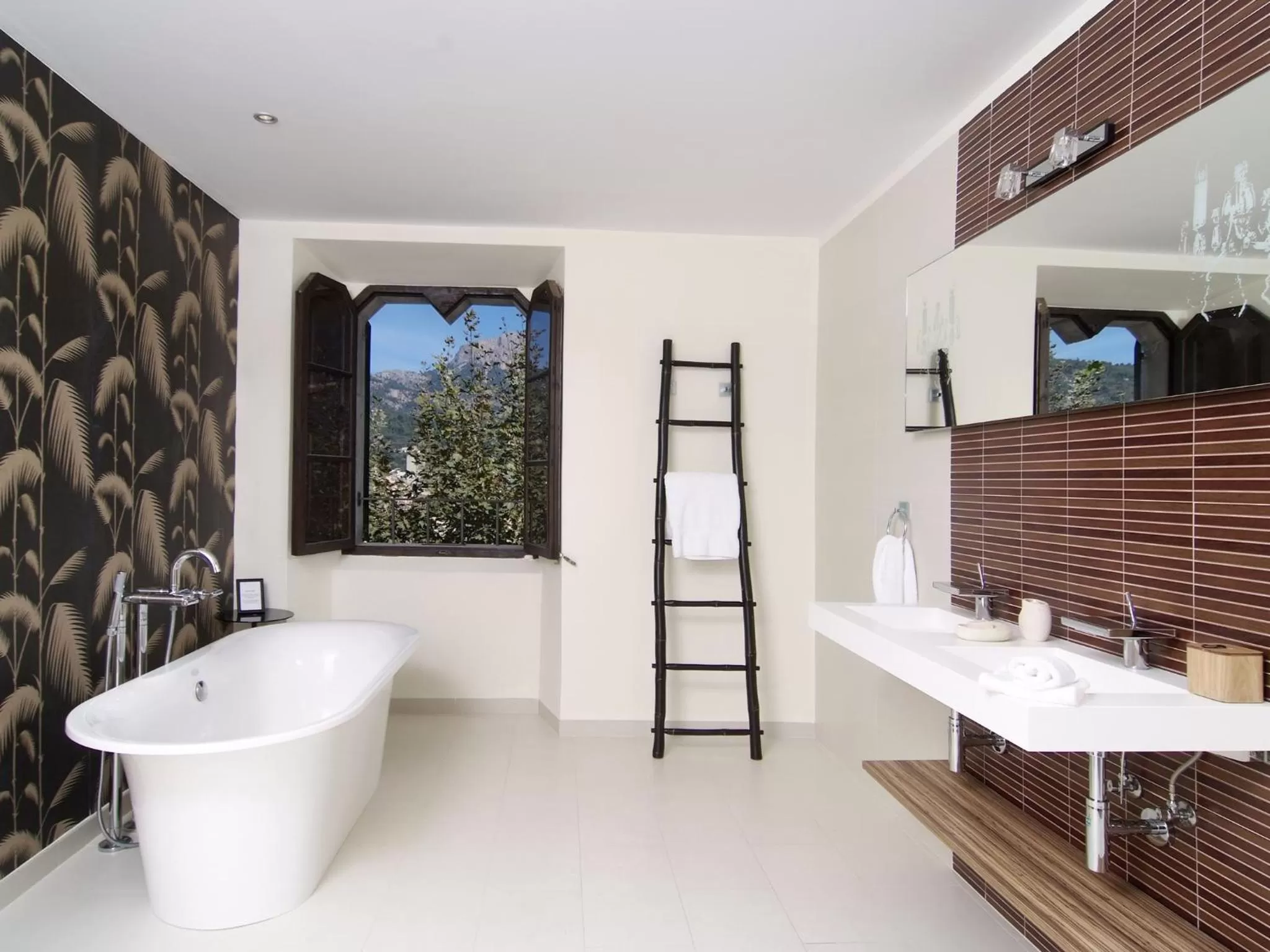 Bathroom in L'Avenida