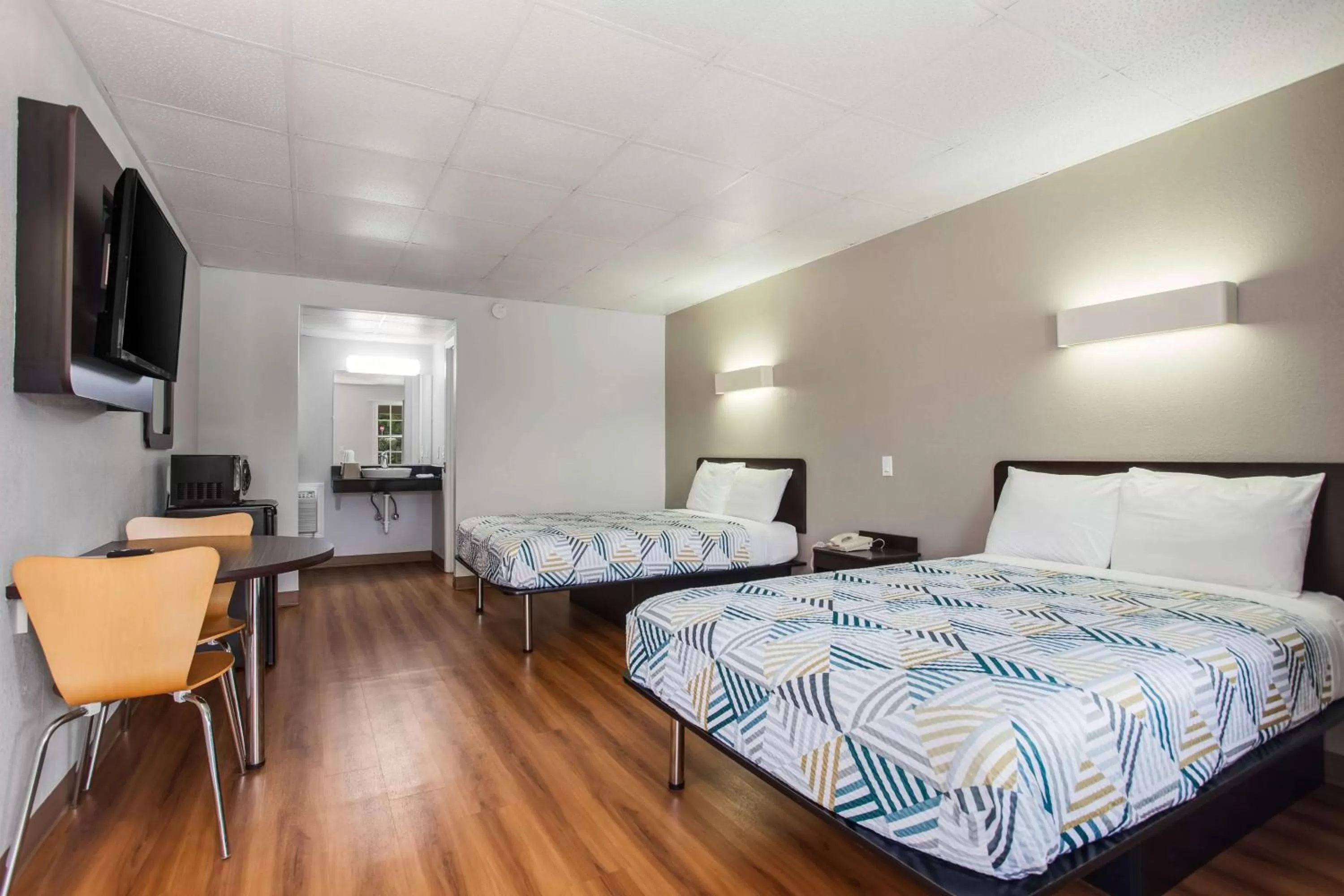 Photo of the whole room, Bed in Motel 6-Walterboro, SC