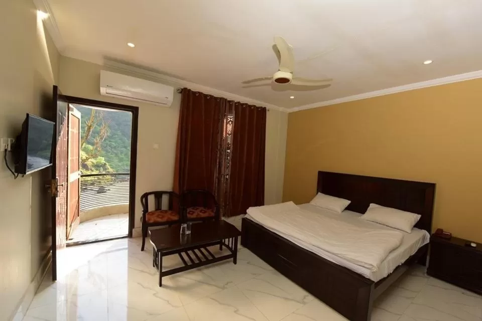 Photo of the whole room, Bed in Hotel La Orilla Muzaffarabad