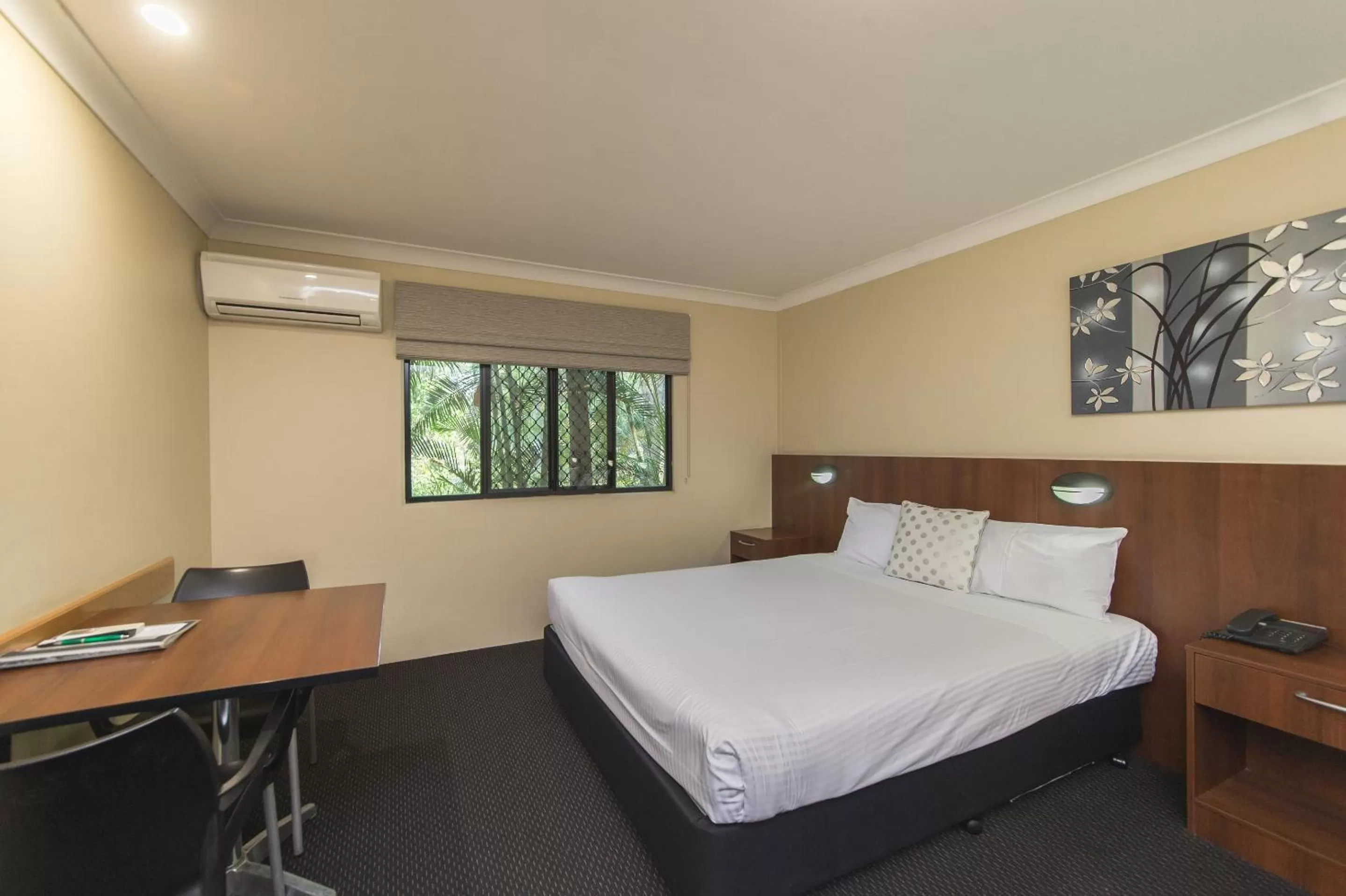 Bed in Rocky Resort Motor Inn