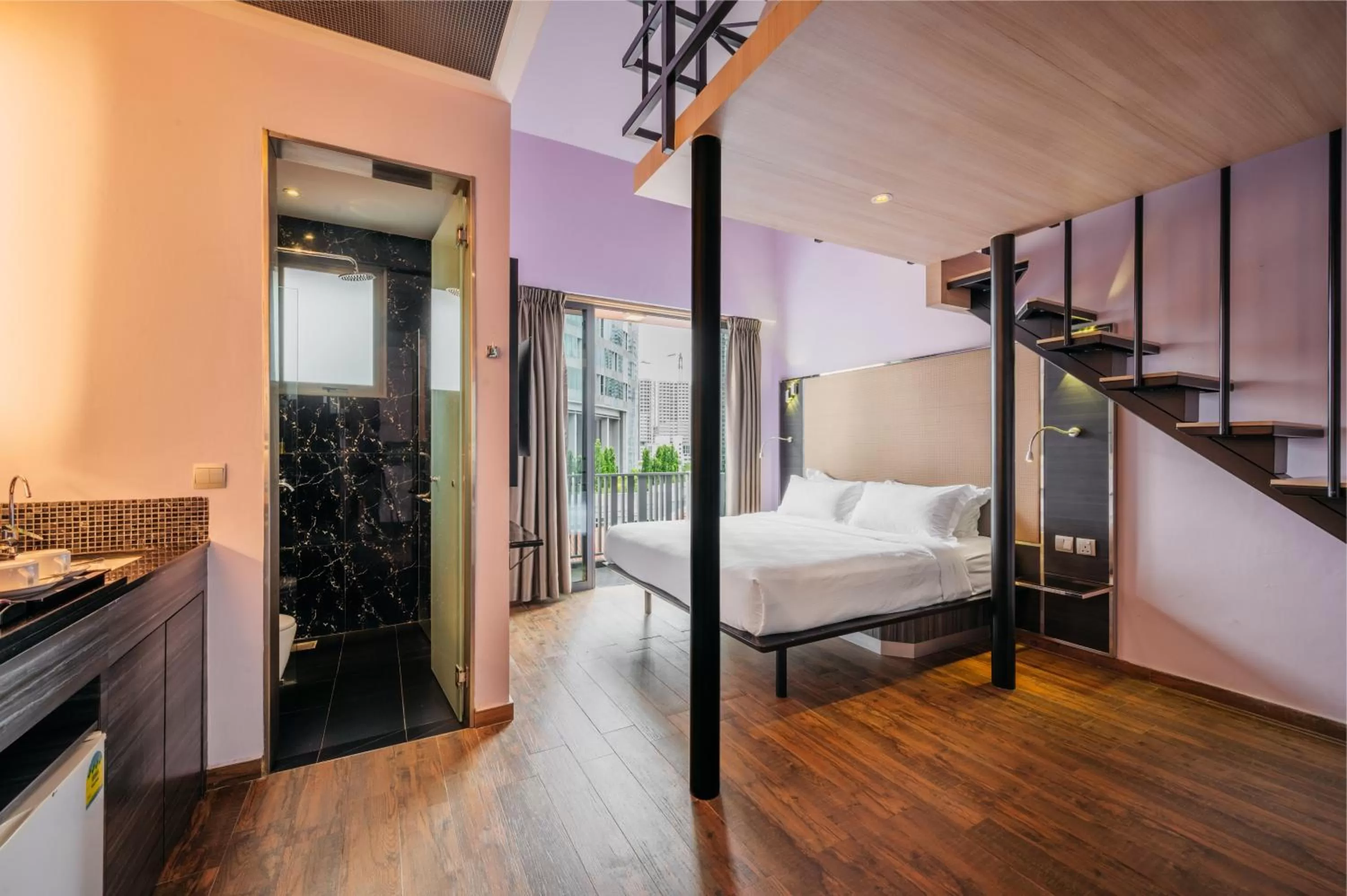 Photo of the whole room, Bed in Mercure Singapore Tyrwhitt