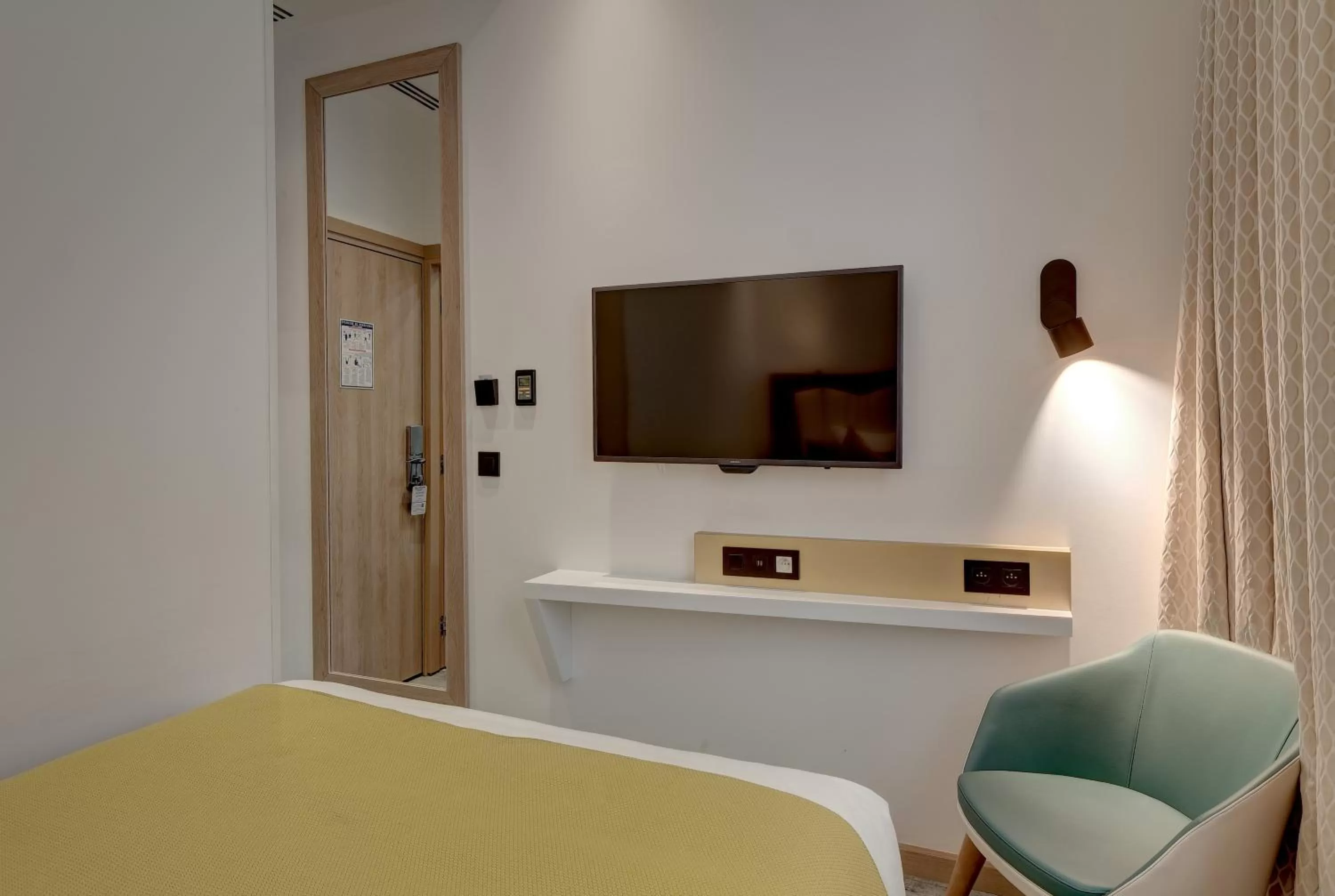 Photo of the whole room, Bed in Best Western Plus Comedie Saint Roch