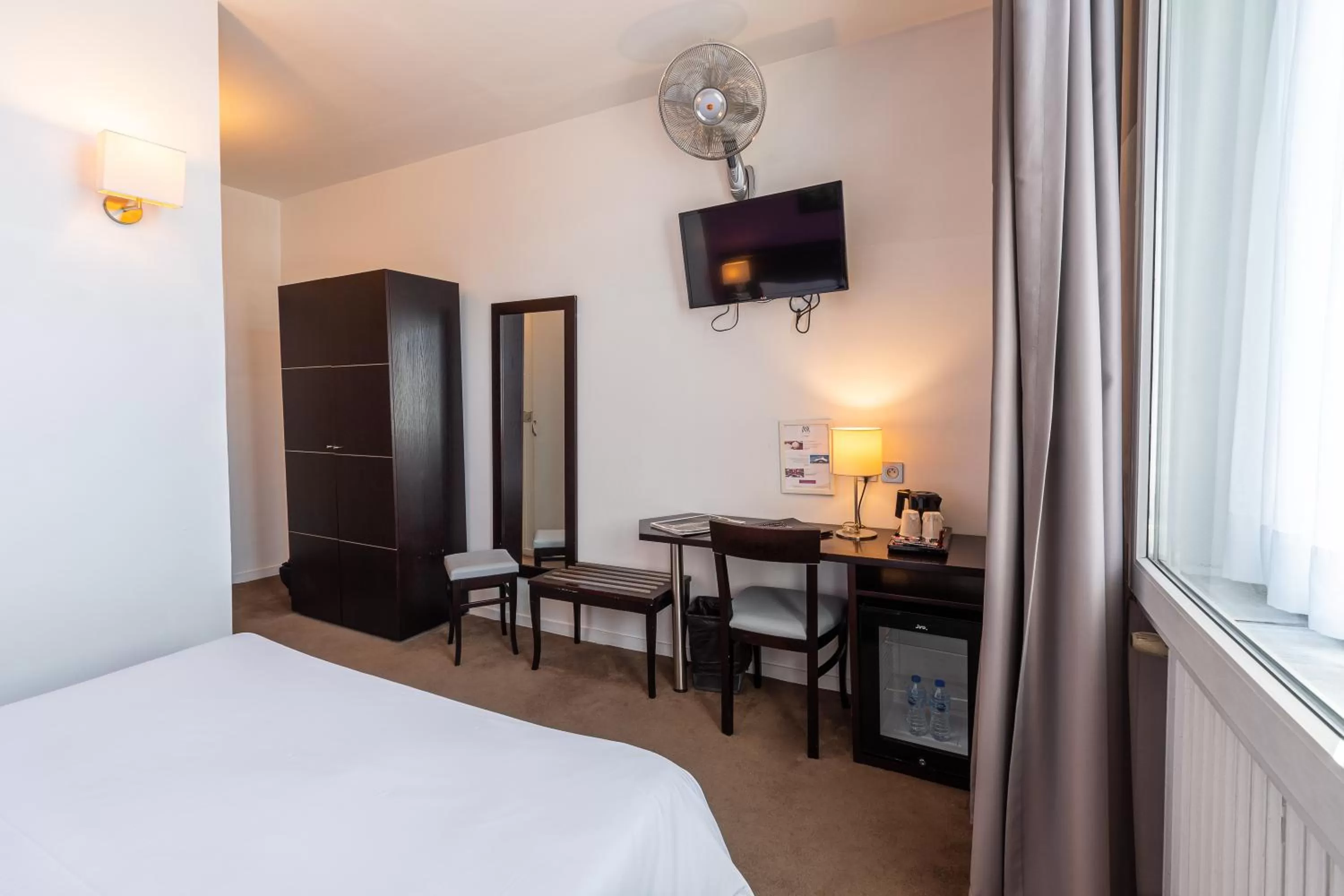 Bedroom, Bed in Hôtel Le Mondon Metz