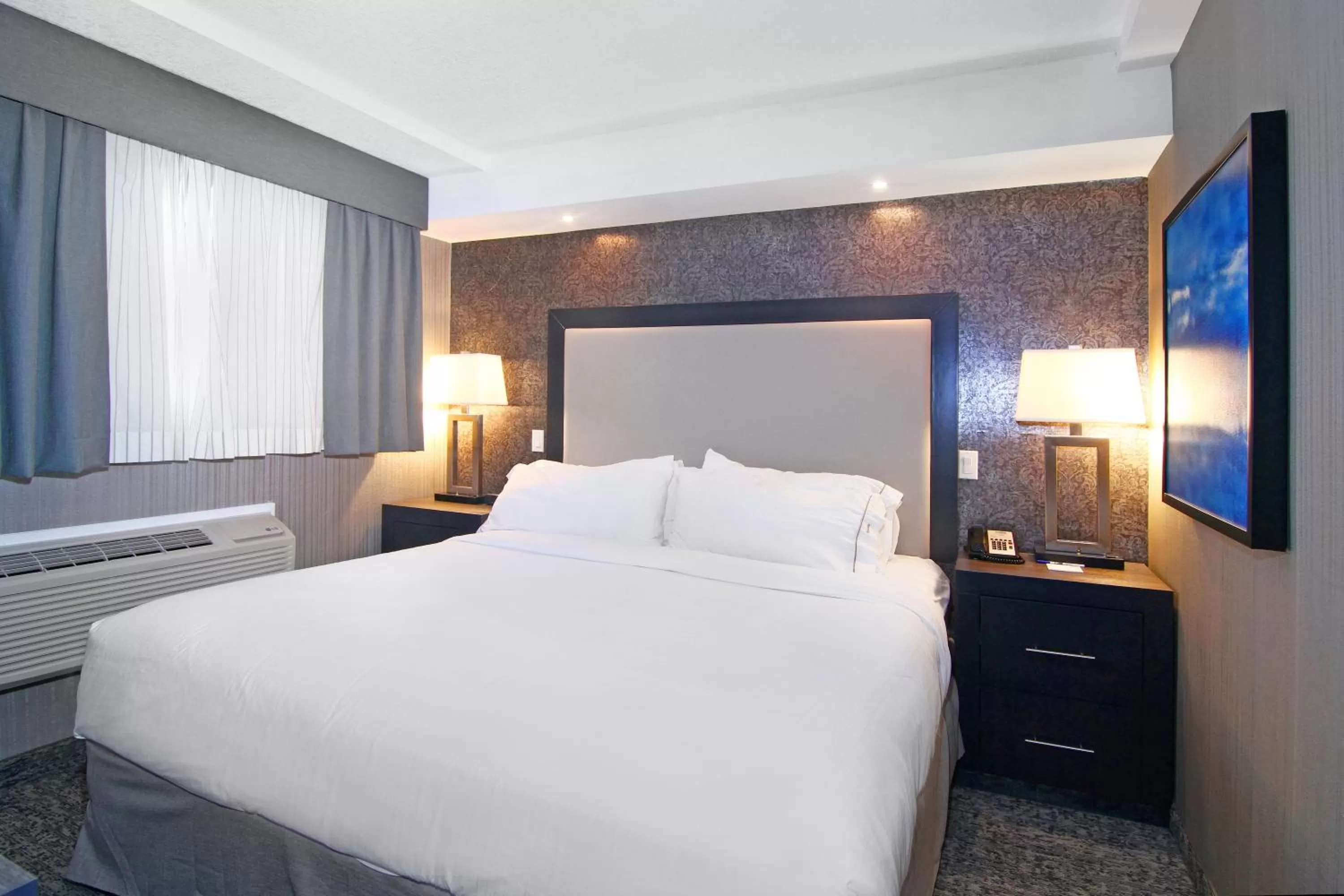 Photo of the whole room, Bed in Holiday Inn Express and Suites Calgary by IHG