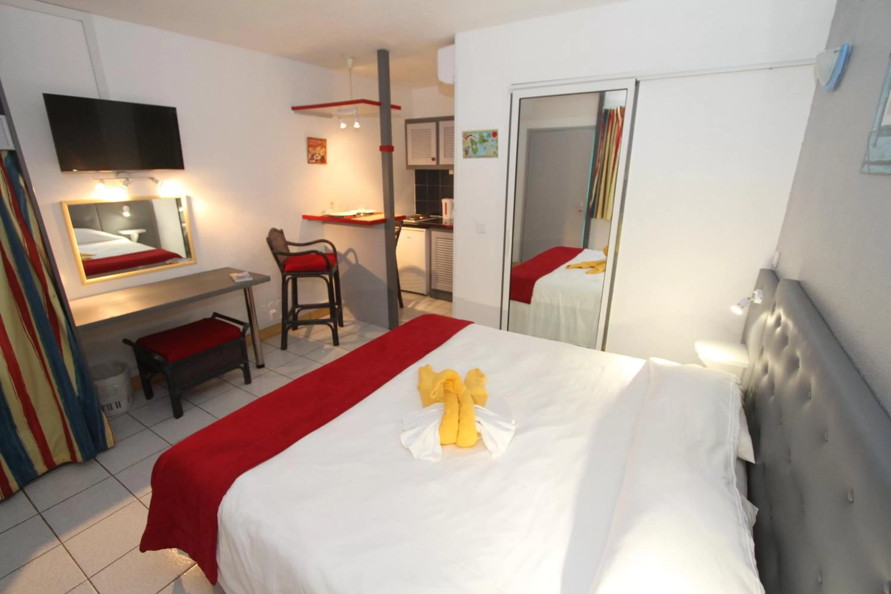 Photo of the whole room, Bed in Hotel La Maison Creole