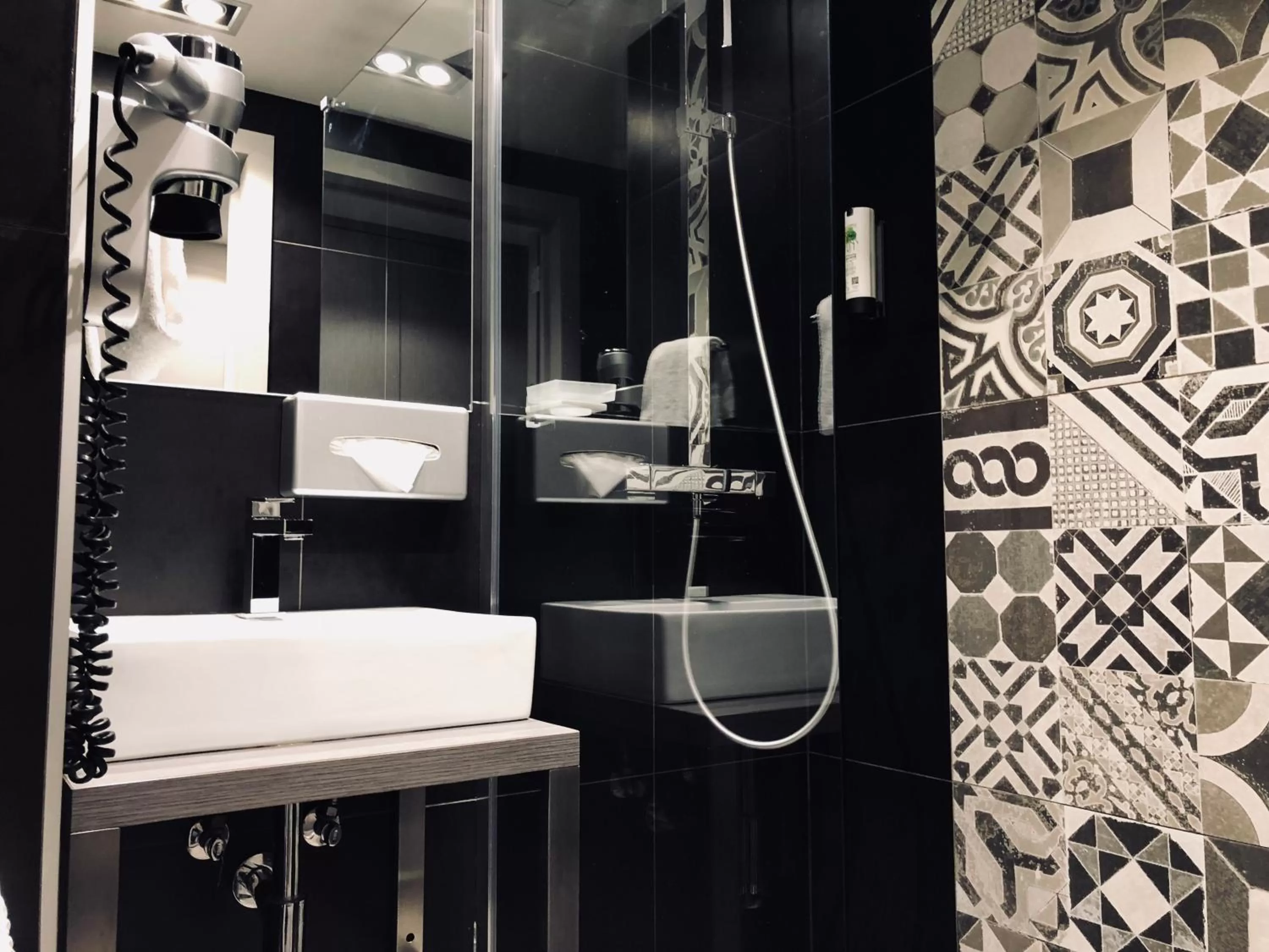 Shower in Best Western Empire Elysees